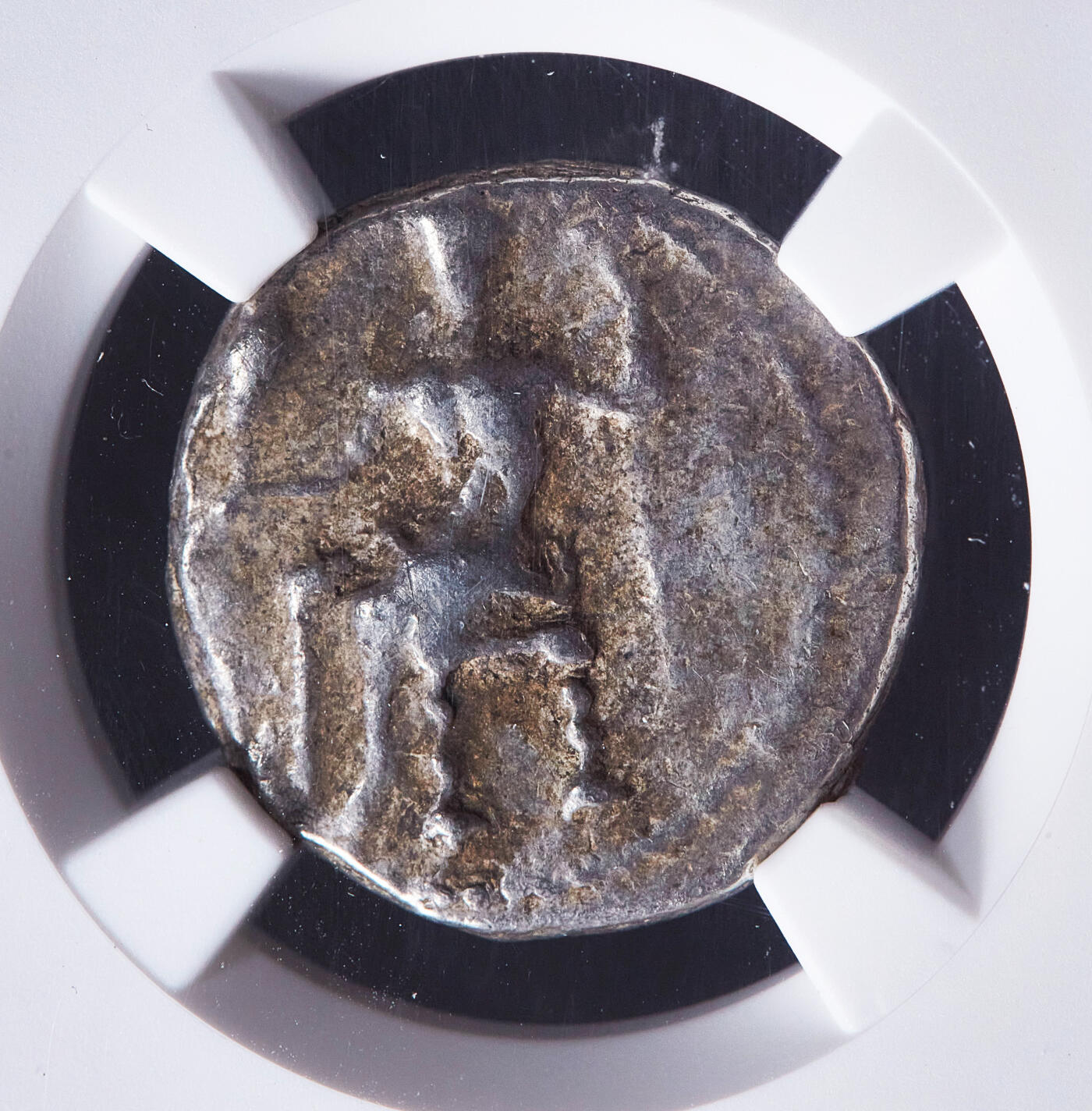 【俄甄集藏】2026年(050)04-01星期三 晚 19:30 全场包邮 古希腊卡帕多奇亚王国公元前333-前322年阿里亚拉特斯一世1德拉克马狮鹫捕鹿银币，NGC VF(Str 3/5, Sur 4/5)，加齐乌拉造币厂打制，正面巴力神手持权杖与葡萄串托鹰坐像，前方一株麦穗，背面狮鹫捕猎雄鹿，打制生动精美，稀有品种，直径：19mm