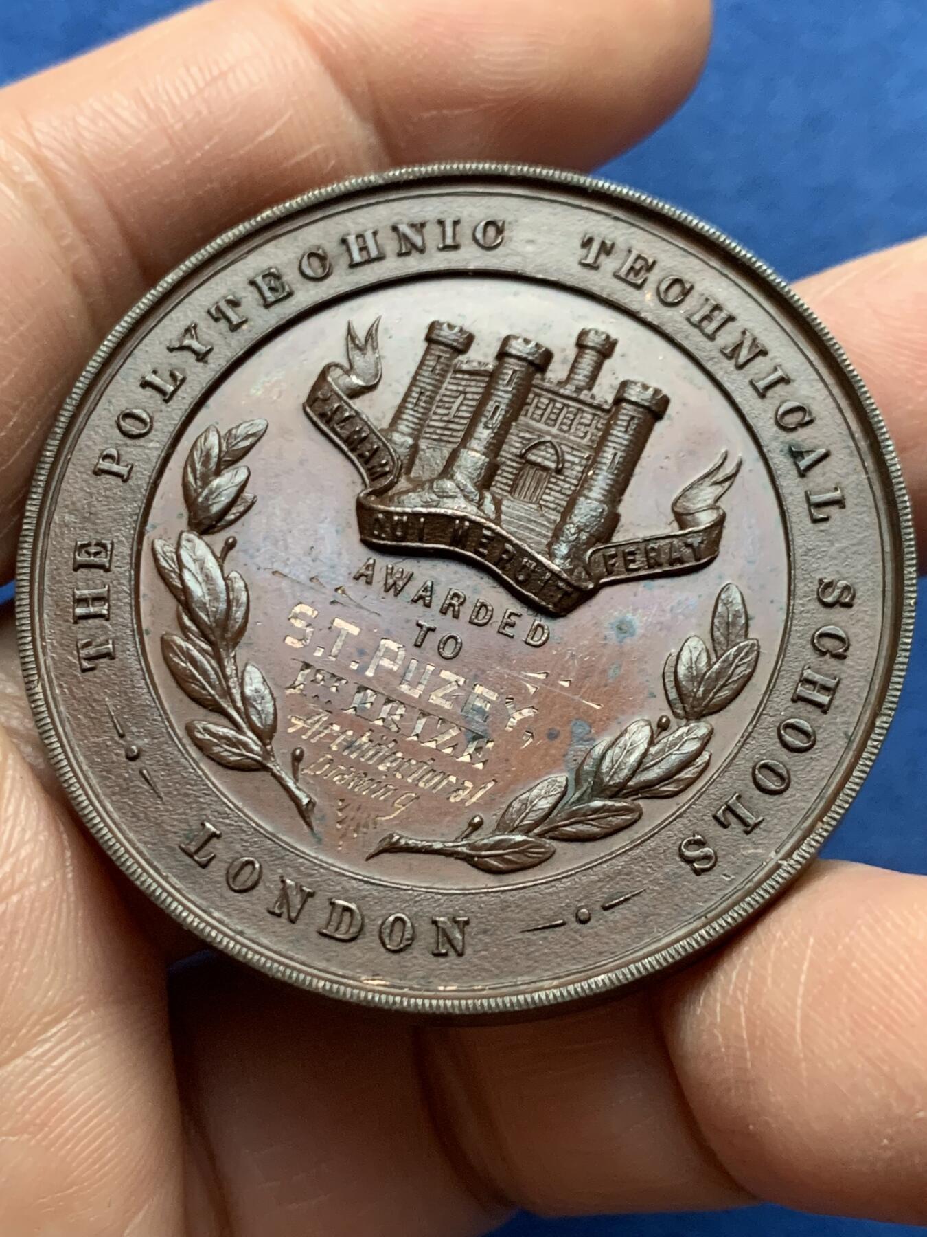 《竞宝斋》第475场 周日，周一 2场连拍 （全场包邮）欢迎送拍 英国20世纪初伦敦理工技术学院圣乔治屠龙铜奖章，上书铭文“主即吾等之力量”，授予建筑绘图比赛的冠军S.T.PUZEY。43.6克，44.7mm。