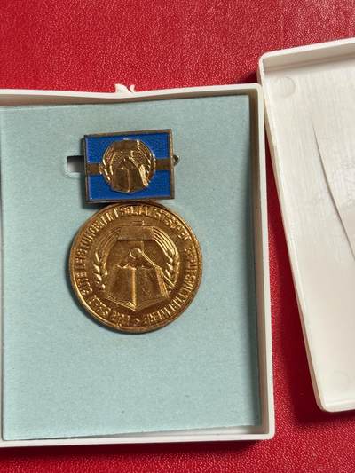 韵星假日军品类拍卖第50期 - 民主德国专业劳动竞赛优异成就奖章带原盒