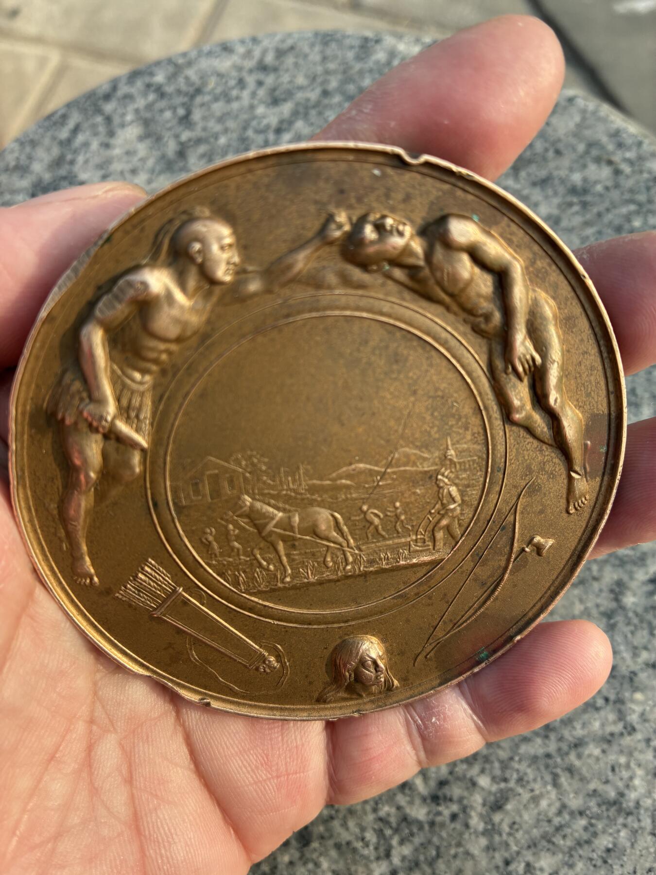 林肯印第安和平纪念铜章，美国历史题材，铜质，直径约7.2cm。正面林肯总统半身像，周围英文，下方1862年，背面原住民和平场景，细节丰富，雕刻清晰。