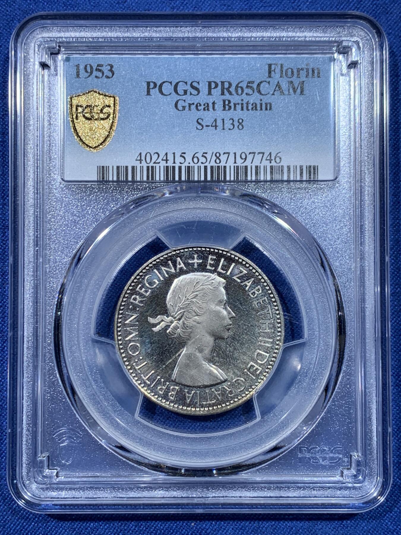 《竞宝斋》第475场 周日，周一 2场连拍 （全场包邮）欢迎送拍 PCGS PR65CAM 1953年英国女王登基精铸1福林，年轻伊伊，精制镜面好状态。价格最亲民的英王登基精铸币之一，未来潜力股。盒背面小磕