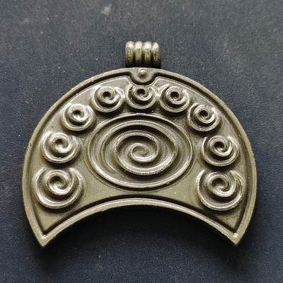 【全场包邮】纯粹捡漏拍516场【专场】 - 【杂件】月牙形卷纹挂件