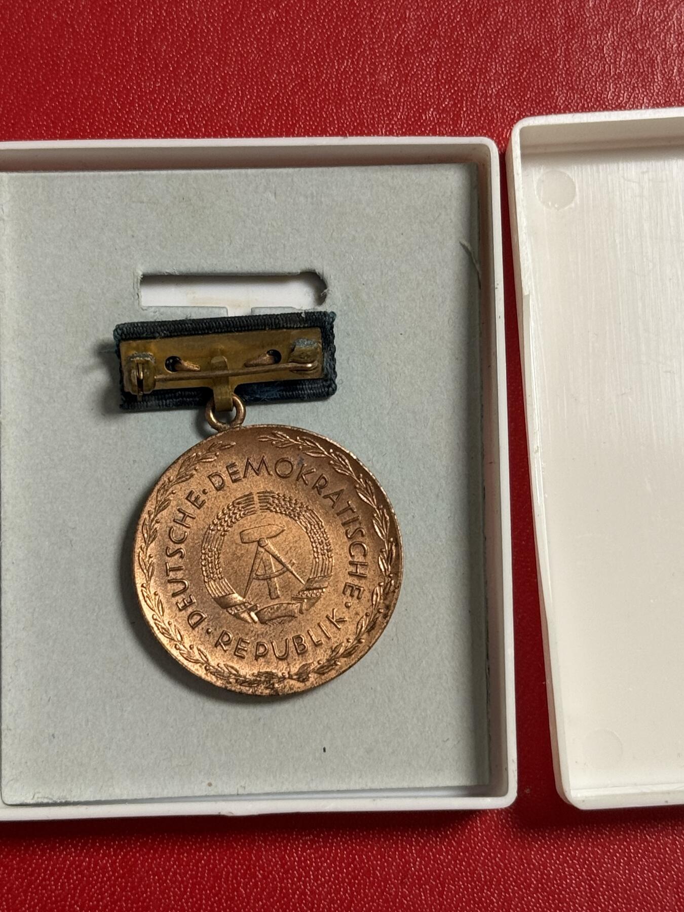 韵星假日军品类拍卖第50期 民主德国铜级斐斯泰洛齐奖章带原盒