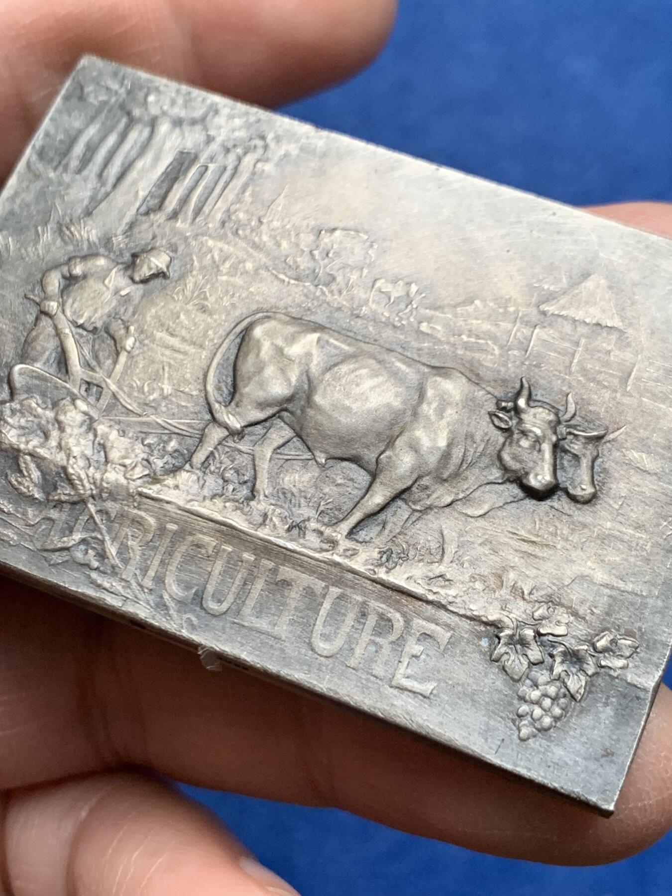 《竞宝斋》第475场 周日，周一 2场连拍 （全场包邮）欢迎送拍 法国农业部颁发方型镀银铜章 71.5克 57*39.5mm 正方形铜标