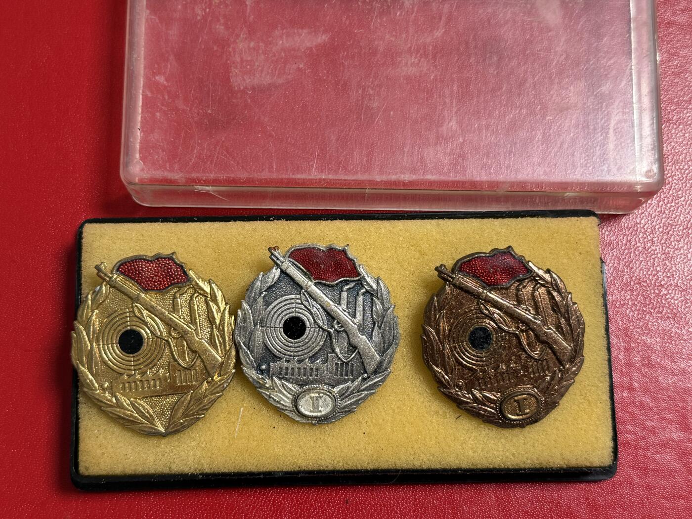 韵星假日军品类拍卖第50期 民主德国工战队一级射击技能证章金银铜级一组带盒