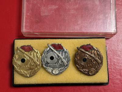 韵星假日军品类拍卖第50期 - 民主德国工战队一级射击技能证章金银铜级一组带盒