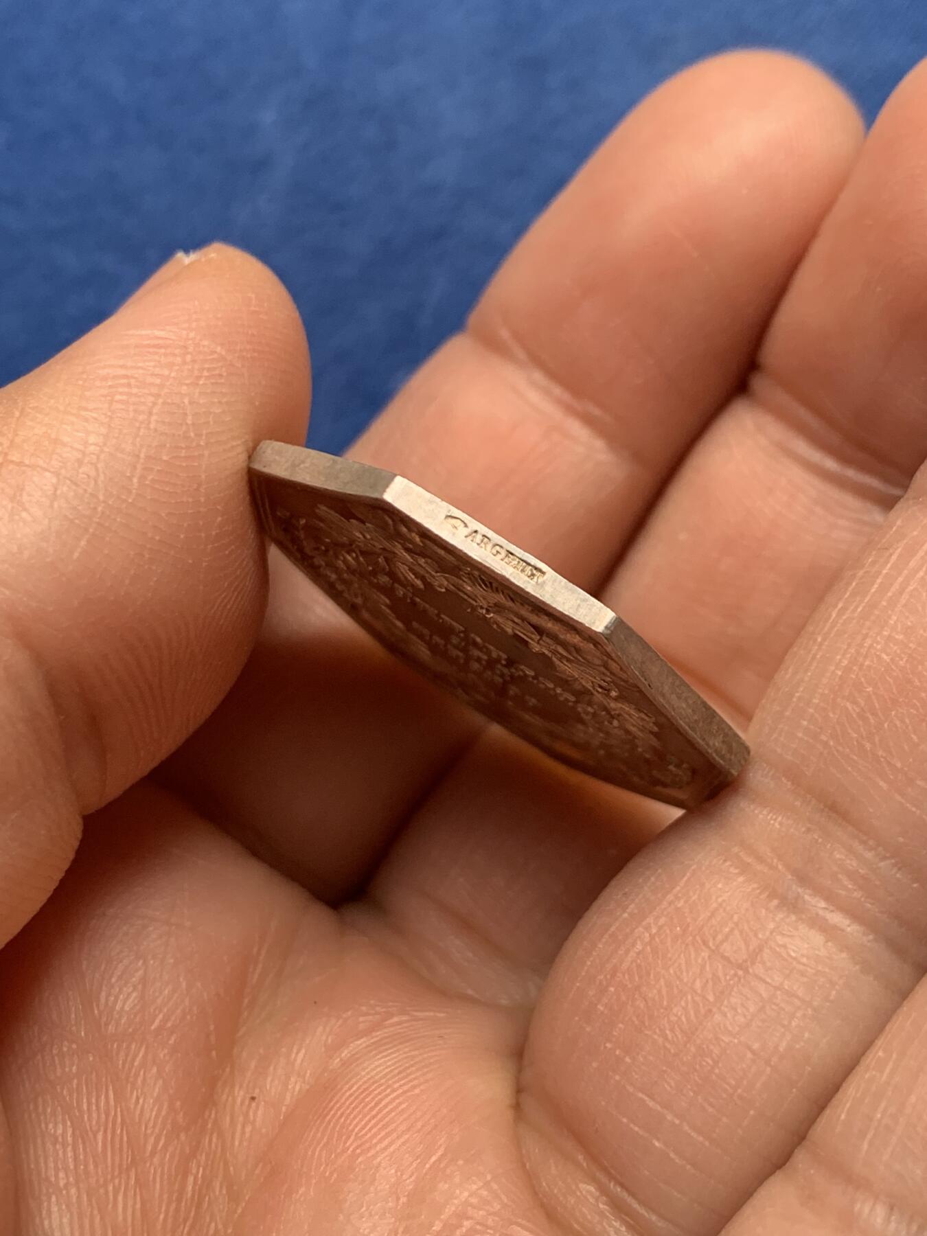 《竞宝斋》第475场 周日，周一 2场连拍 （全场包邮）欢迎送拍 法国1843年劳资调解委员会八角银质代币，手指ARGENT，12.85克，29.5mm