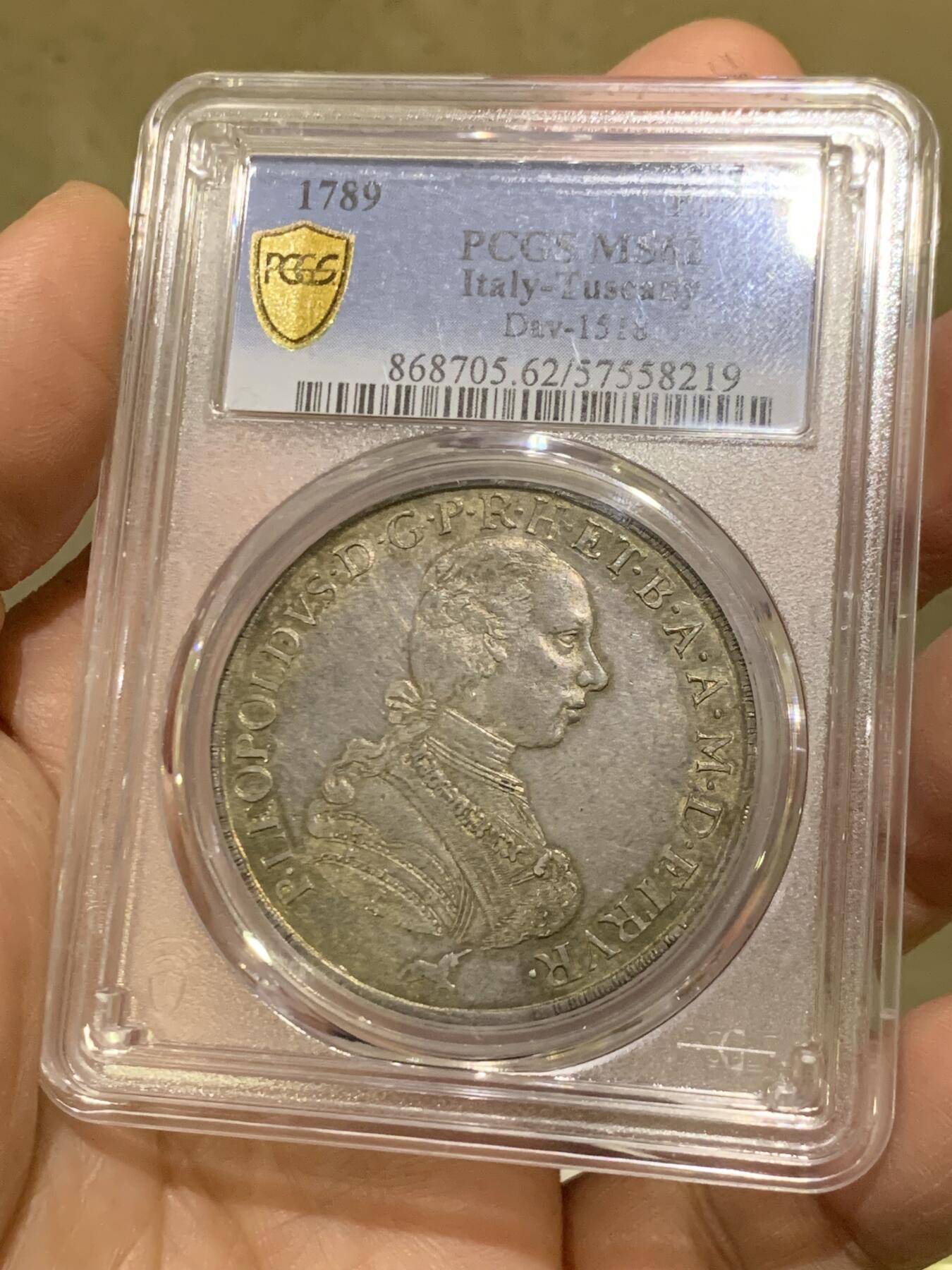 《竞宝斋》第475场 周日，周一 2场连拍 （全场包邮）欢迎送拍 PCGS MS62 意大利托斯卡纳1789年10保利大银币。神圣罗马帝国统治下的托斯卡纳。正面是身着戎装，未来的神罗皇帝利奥波德二世，背面是哈布斯堡-洛林家族的盾徽，值得注意的是前朝统治者美第奇家族的盾徽也包含在了里面。均匀原味黄油包浆，无弱打无矫正，找一枚这么好状态的很难，冠军分，pcgs最高分。所见62中状态最好的没有之一。HA前些年同分拍了两万。