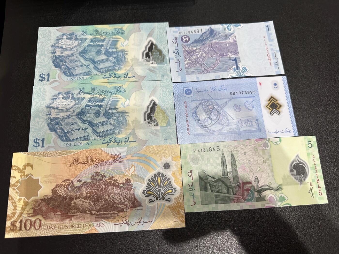 《外钞收藏家》第六百二十二期（精品场）（长期征集拍品、欢迎藏友们联系合作） 文莱1和100林吉特+马来西亚1和5林吉特  六张一起 全新UNC