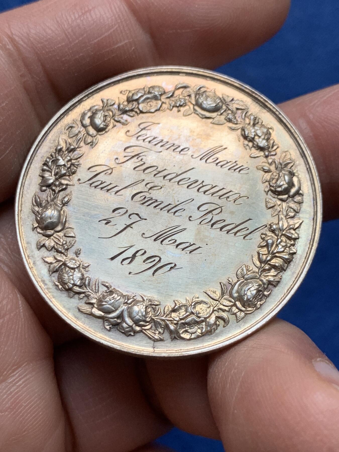 《竞宝斋》第475场 周日，周一 2场连拍 （全场包邮）欢迎送拍 法国结婚纪念银章，25.43g，39.1mm，丰饶角边铭，状态不错，大直径，背面手工刻字