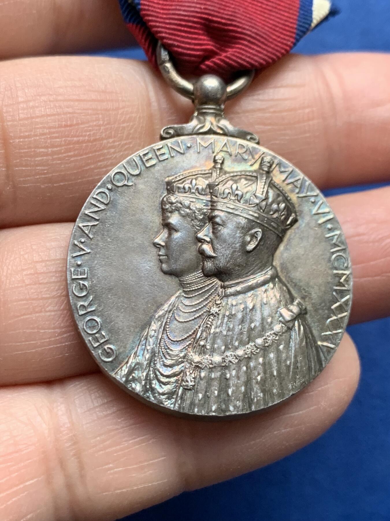 《竞宝斋》第475场 周日，周一 2场连拍 （全场包邮）欢迎送拍 英国1935年乔治五世登基25周年银禧纪念章，925银制，高浮雕，五彩包浆极美，带三色绶带，总重约32.7克。