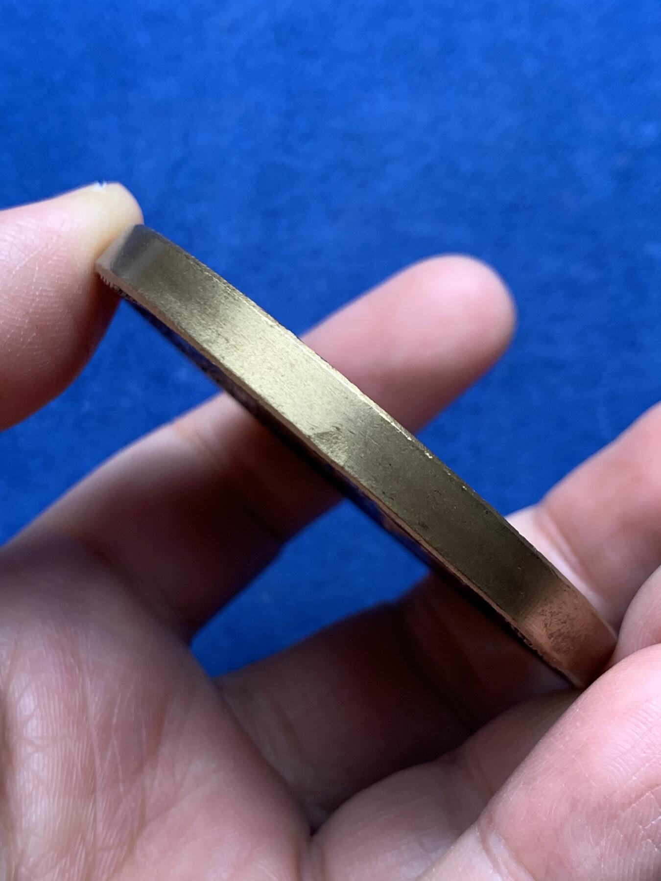 《竞宝斋》第475场 周日，周一 2场连拍 （全场包邮）欢迎送拍 挪威铜章 未知年份 二战时期挪威秘密组织XU 正面为姓名和“必须去做” 背面为“为自由而战” 直径61.4mm 重量109.3g