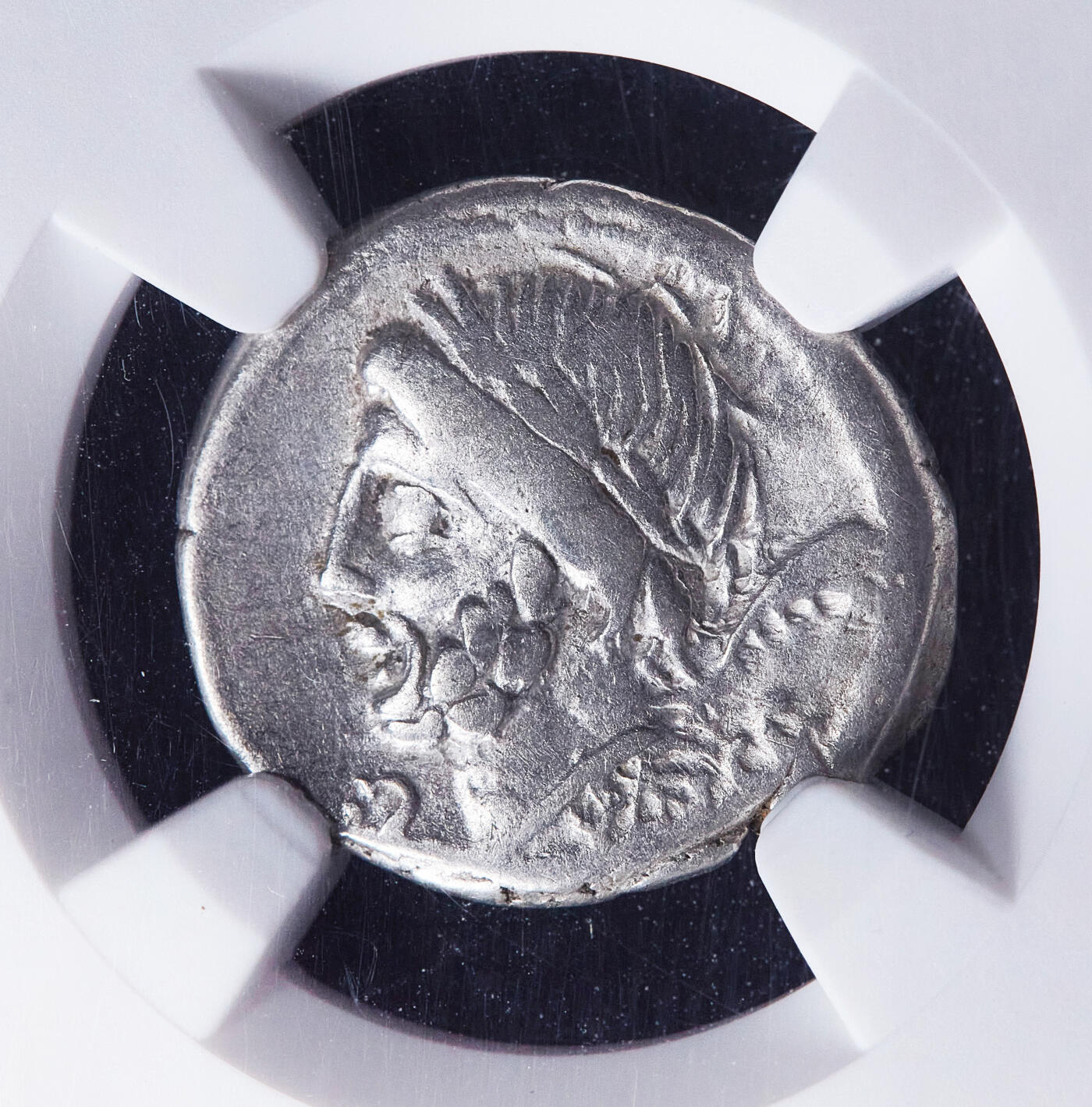 【俄甄集藏】2026年(050)04-01星期三 晚 19:30 全场包邮 古罗马共和国公元前87年农业之神萨图恩1第纳尔美神维纳斯驾马车与爱神丘比特银币，NGC ChF，罗马造币厂打制，正面罗马农业之神萨图恩，背面美神维纳斯驾马车，小爱神丘比特向她飞来，稀有品种