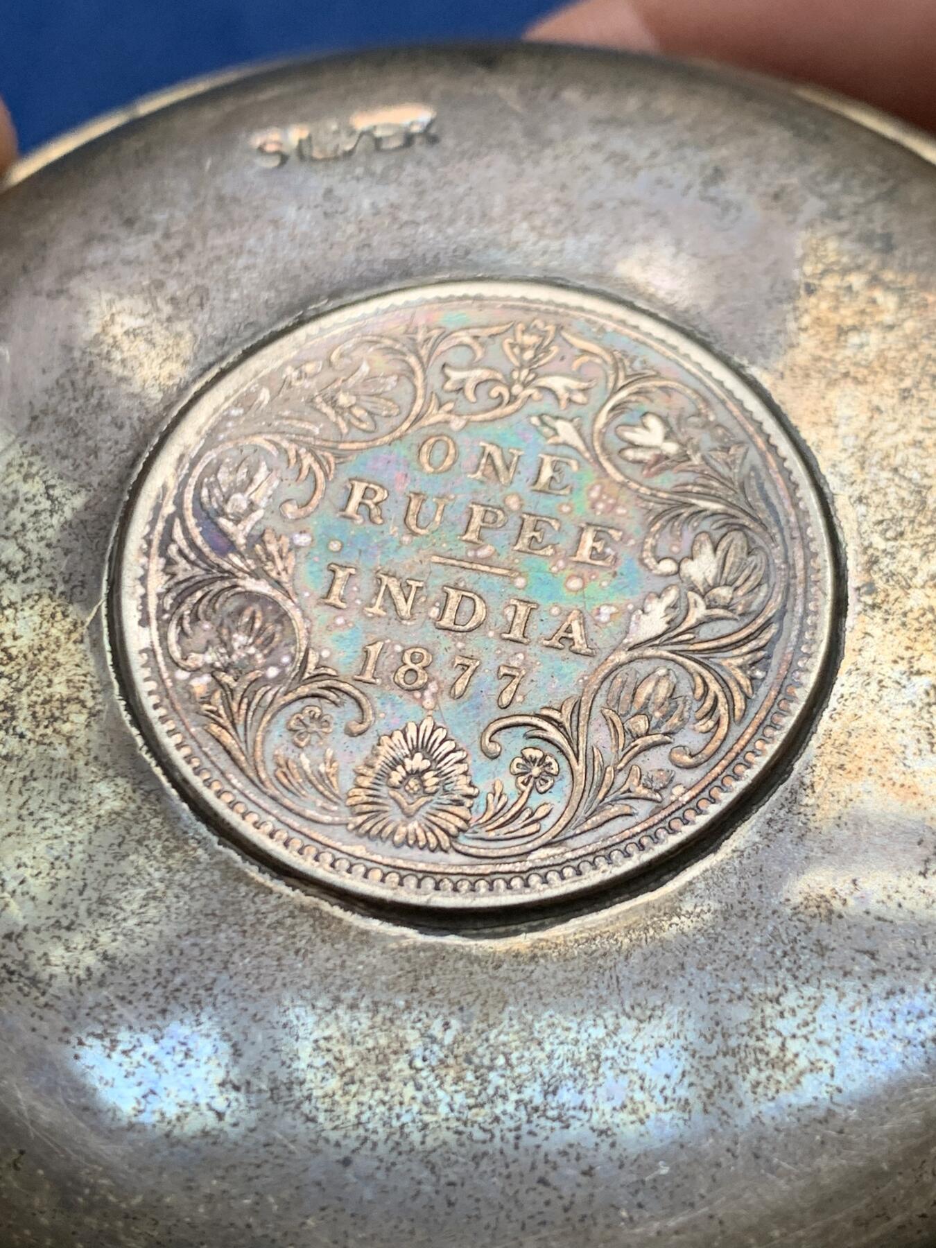 《竞宝斋》第475场 周日，周一 2场连拍 （全场包邮）欢迎送拍 印度1877年1卢比银盘 重43.9克 81.3mm