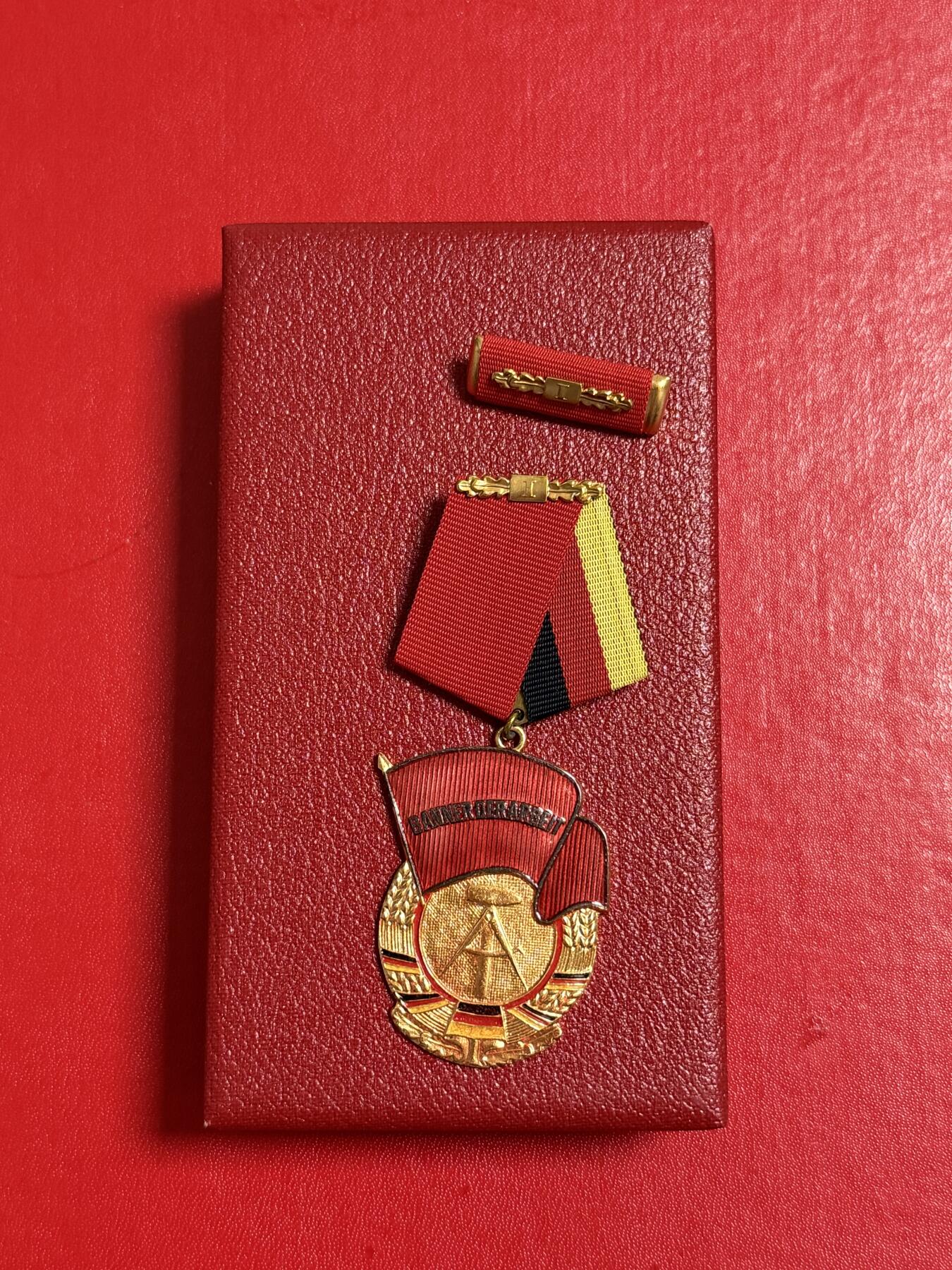 韵星假日军品类拍卖第50期 民主德国一级劳动红旗勋章 原盒略 库存品相 早期凹槽版本 