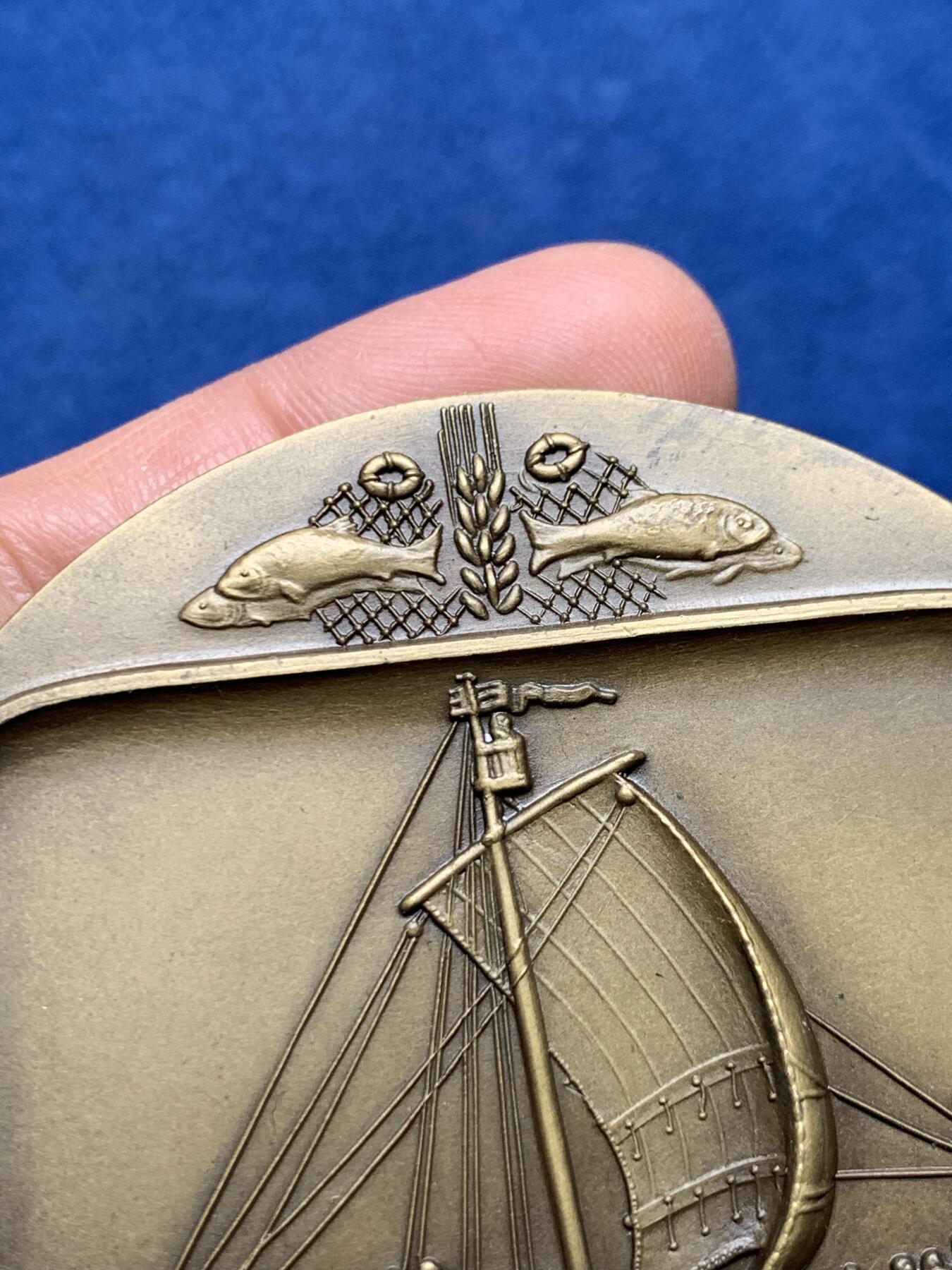 《竞宝斋》第475场 周日，周一 2场连拍 （全场包邮）欢迎送拍 葡萄牙铜章 未知年份 航海主题船的历史第13枚 丹麦古代帆船 背面底边有磨损痕迹 直径69.7mm 重量149g