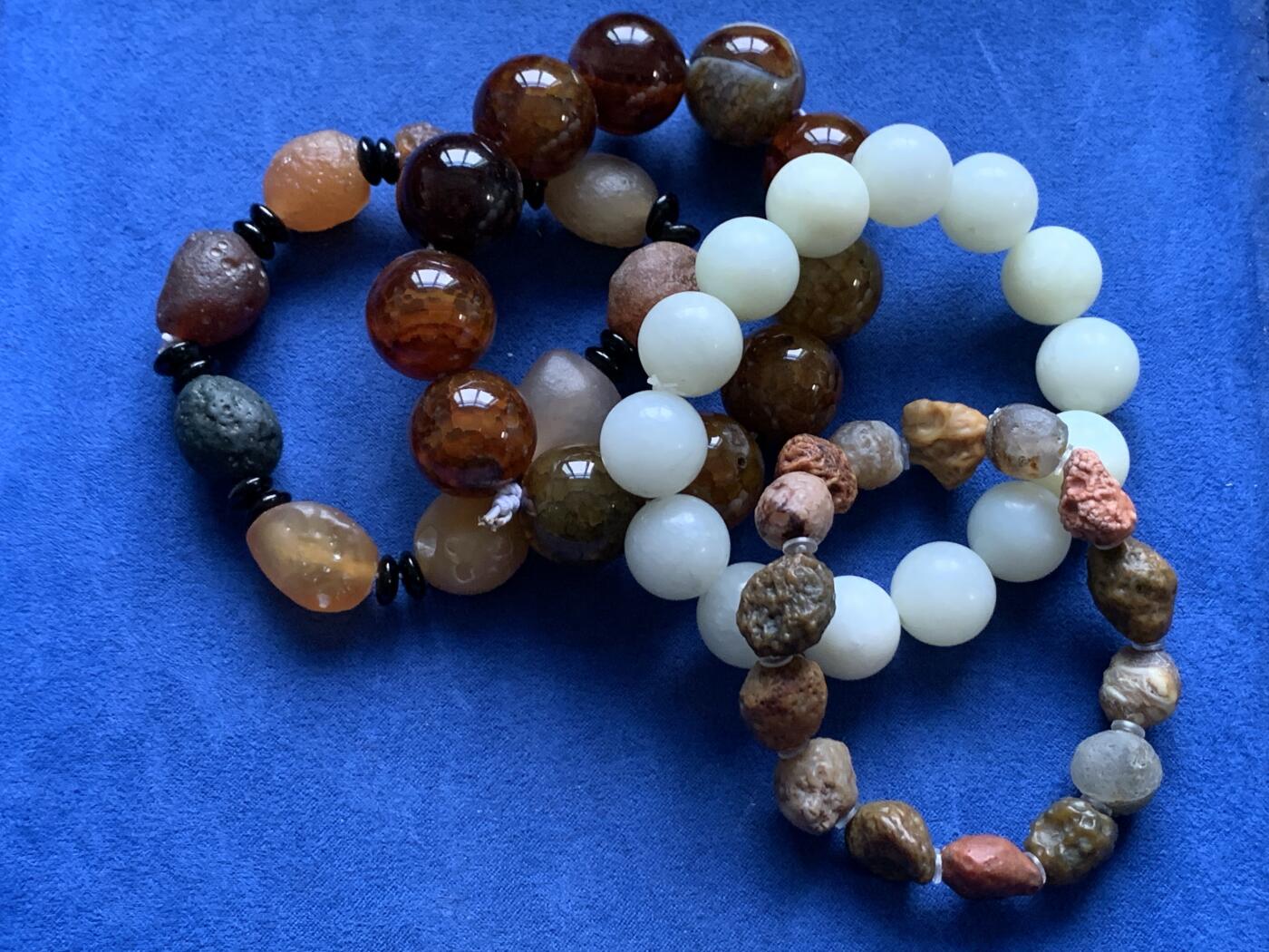 《竞宝斋》第475场 周日，周一 2场连拍 （全场包邮）欢迎送拍 四串一组 各种石材手串 最大手串珠子直径约20mm 白色珠子直径约15mm