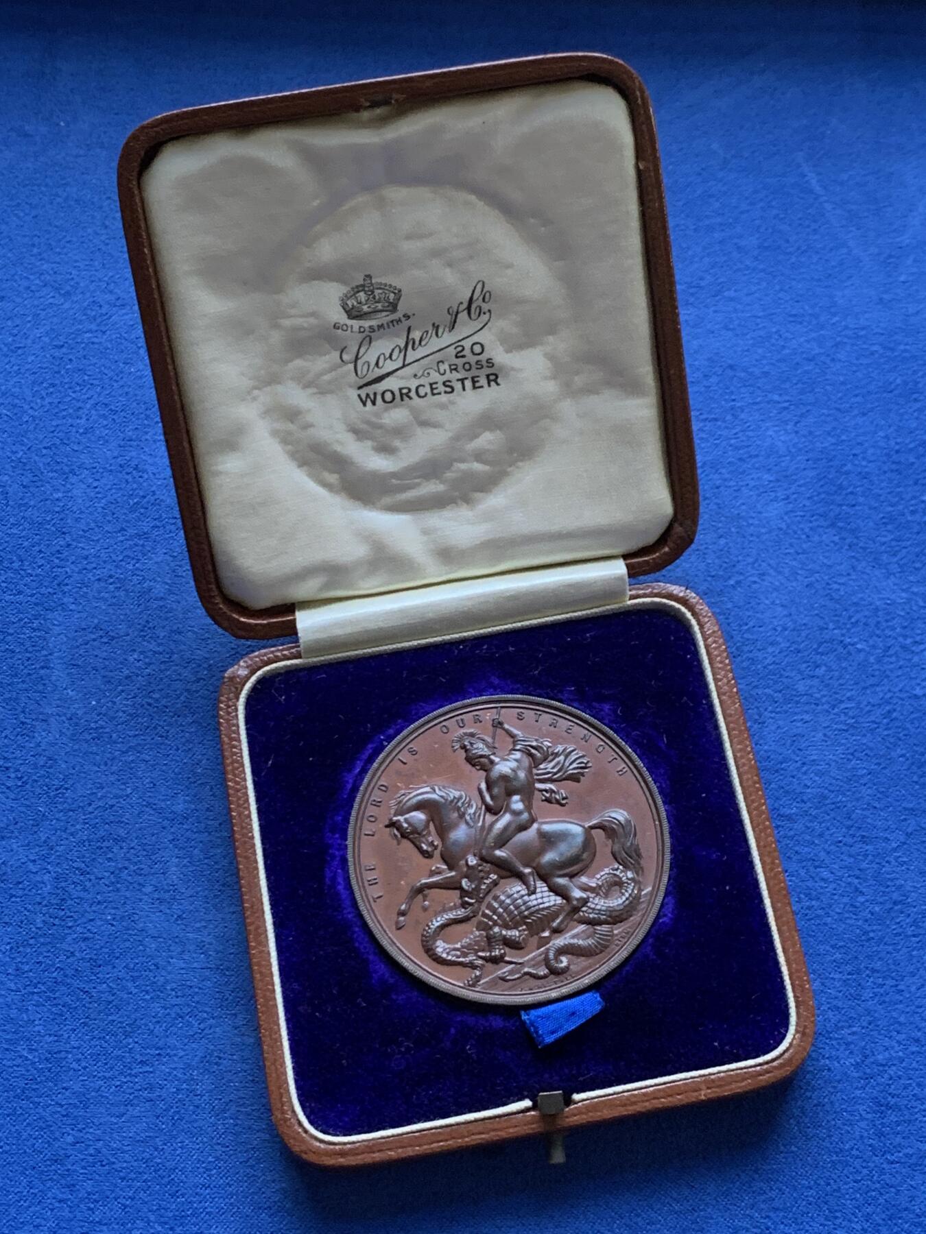 《竞宝斋》第475场 周日，周一 2场连拍 （全场包邮）欢迎送拍 英国20世纪初伦敦理工技术学院圣乔治屠龙铜奖章，上书铭文“主即吾等之力量”，授予建筑绘图比赛的冠军S.T.PUZEY。43.6克，44.7mm。