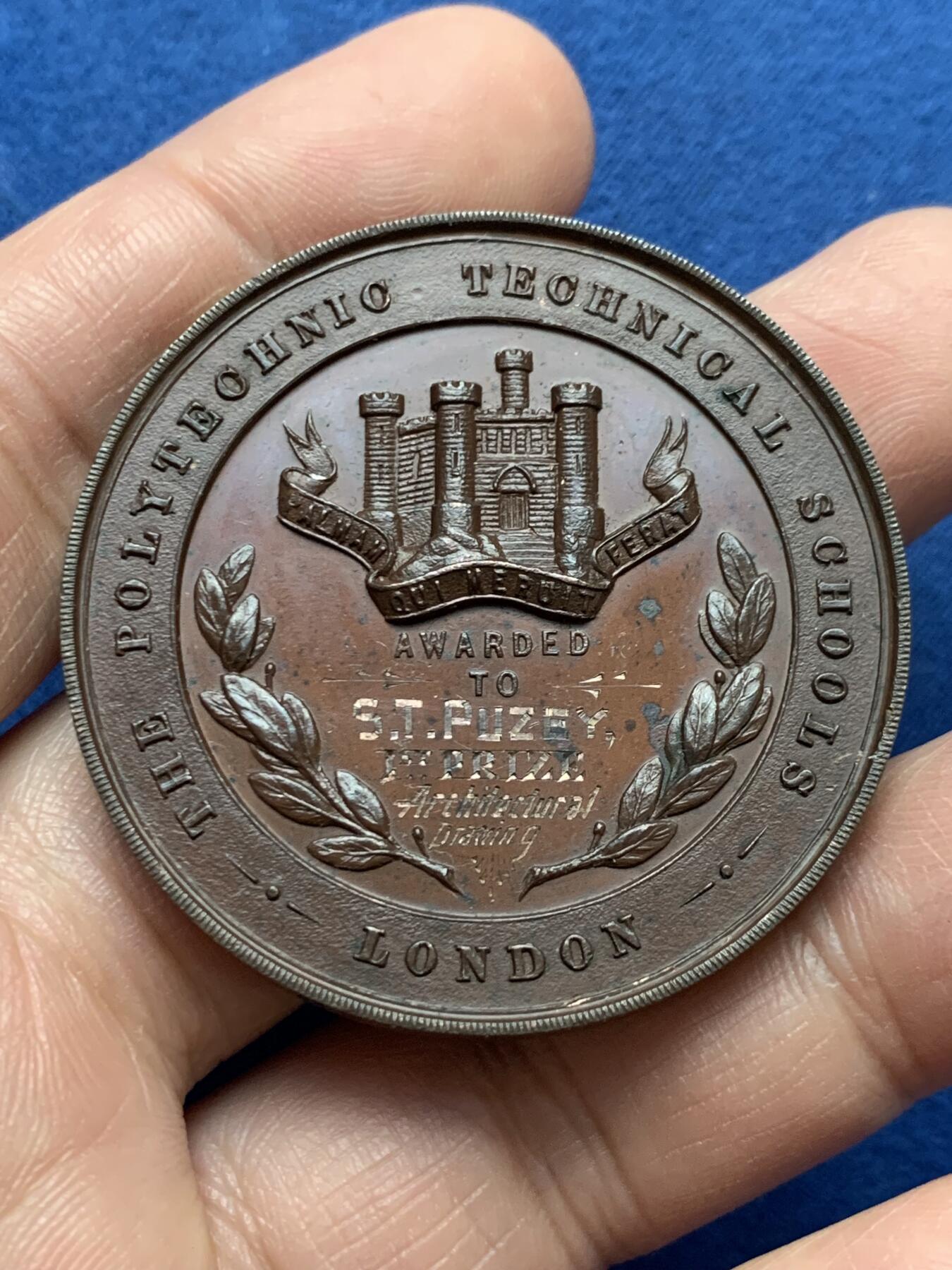 《竞宝斋》第475场 周日，周一 2场连拍 （全场包邮）欢迎送拍 英国20世纪初伦敦理工技术学院圣乔治屠龙铜奖章，上书铭文“主即吾等之力量”，授予建筑绘图比赛的冠军S.T.PUZEY。43.6克，44.7mm。
