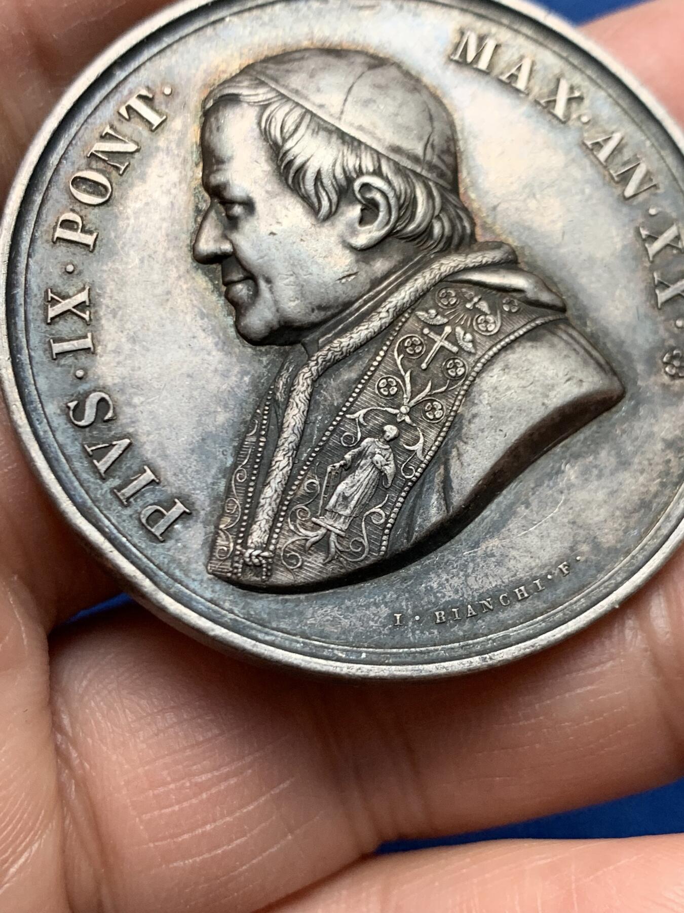 《竞宝斋》第475场 周日，周一 2场连拍 （全场包邮）欢迎送拍 梵蒂冈1865年教皇庇护九世，圣洛伦佐教堂纪念大银章。由梵蒂冈御用雕刻师L.Bianchi设计铸造，深色老包浆，味道好。直径：43.6mm，重：33.7g。