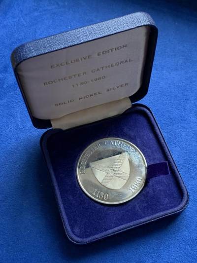 《竞宝斋》第475场 周日，周一 2场连拍 （全场包邮）欢迎送拍 - 英国罗切斯特大教堂纪念章 33.2克 44mm 带盒