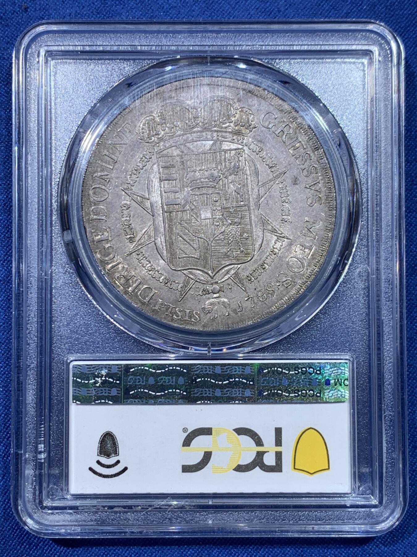 《竞宝斋》第475场 周日，周一 2场连拍 （全场包邮）欢迎送拍 PCGS MS62 意大利托斯卡纳1789年10保利大银币。神圣罗马帝国统治下的托斯卡纳。正面是身着戎装，未来的神罗皇帝利奥波德二世，背面是哈布斯堡-洛林家族的盾徽，值得注意的是前朝统治者美第奇家族的盾徽也包含在了里面。均匀原味黄油包浆，无弱打无矫正，找一枚这么好状态的很难，冠军分，pcgs最高分。所见62中状态最好的没有之一。HA前些年同分拍了两万。