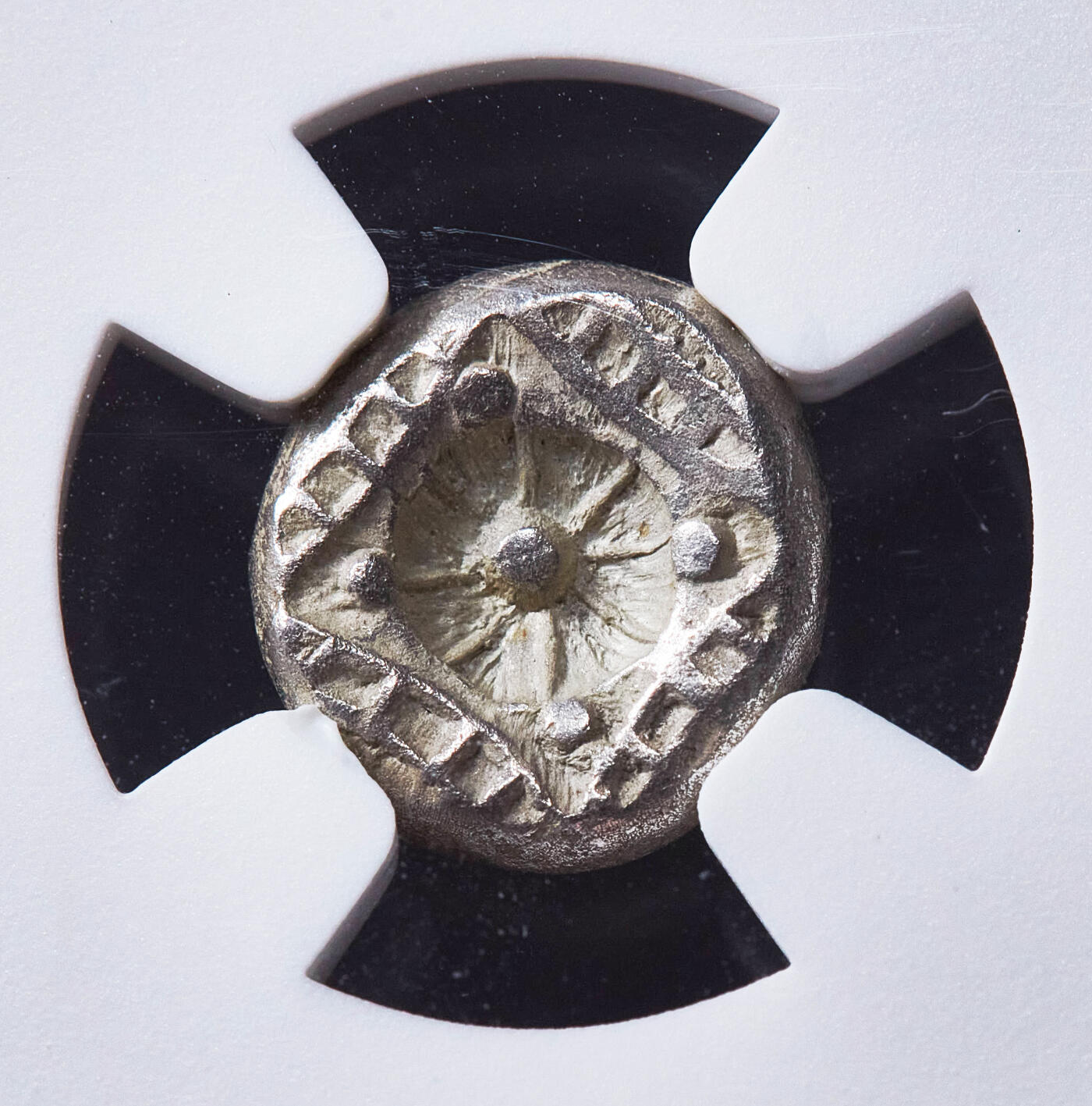 【俄甄集藏】2026年(050)04-01星期三 晚 19:30 全场包邮 古希腊卡利亚哈利卡纳苏斯城公元前510-480年海怪克托斯1赫卡特古风银币，NGC ChVF，哈利卡纳苏斯城发行，正面有着羽状鬓毛与长吻的海怪克托斯，张口吐舌满口利齿，背面四格内凹中间芒星，直径：11mm，保存尚佳，底光犹存