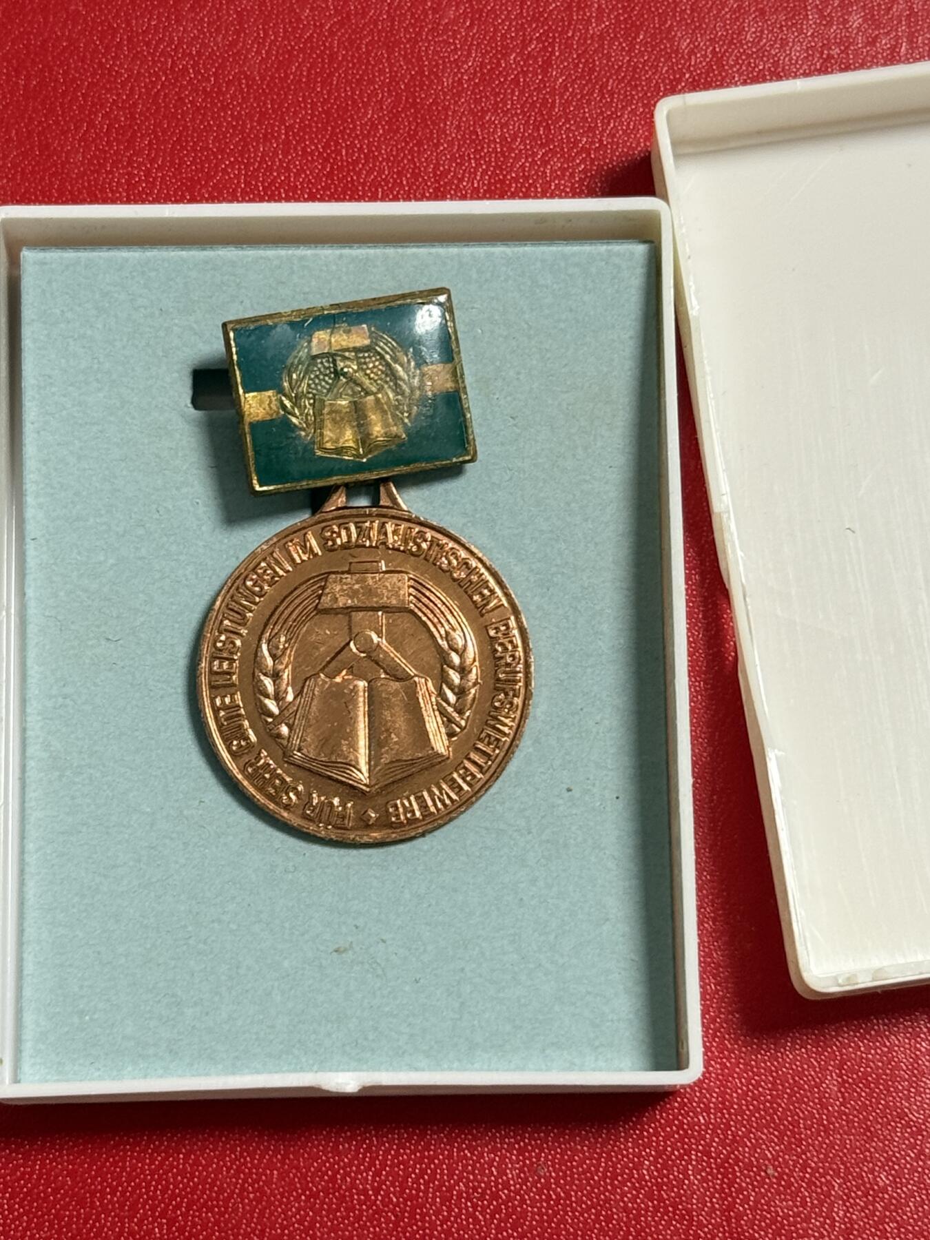 韵星假日军品类拍卖第50期 民主德国专业劳动竞赛优异成就奖章带原盒