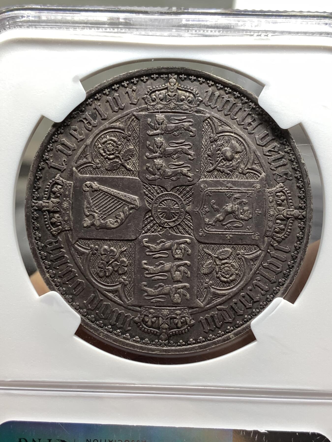 《竞宝斋》第475场 周日，周一 2场连拍 （全场包邮）欢迎送拍 NGC PF53 英国1847年哥特克朗，原味老包浆，NGC严评，外拍节节攀升，上车哥特好机会