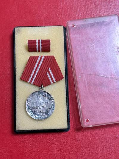 韵星假日军品类拍卖第50期 - 民主德国银级工战队忠诚服务奖章带原盒略