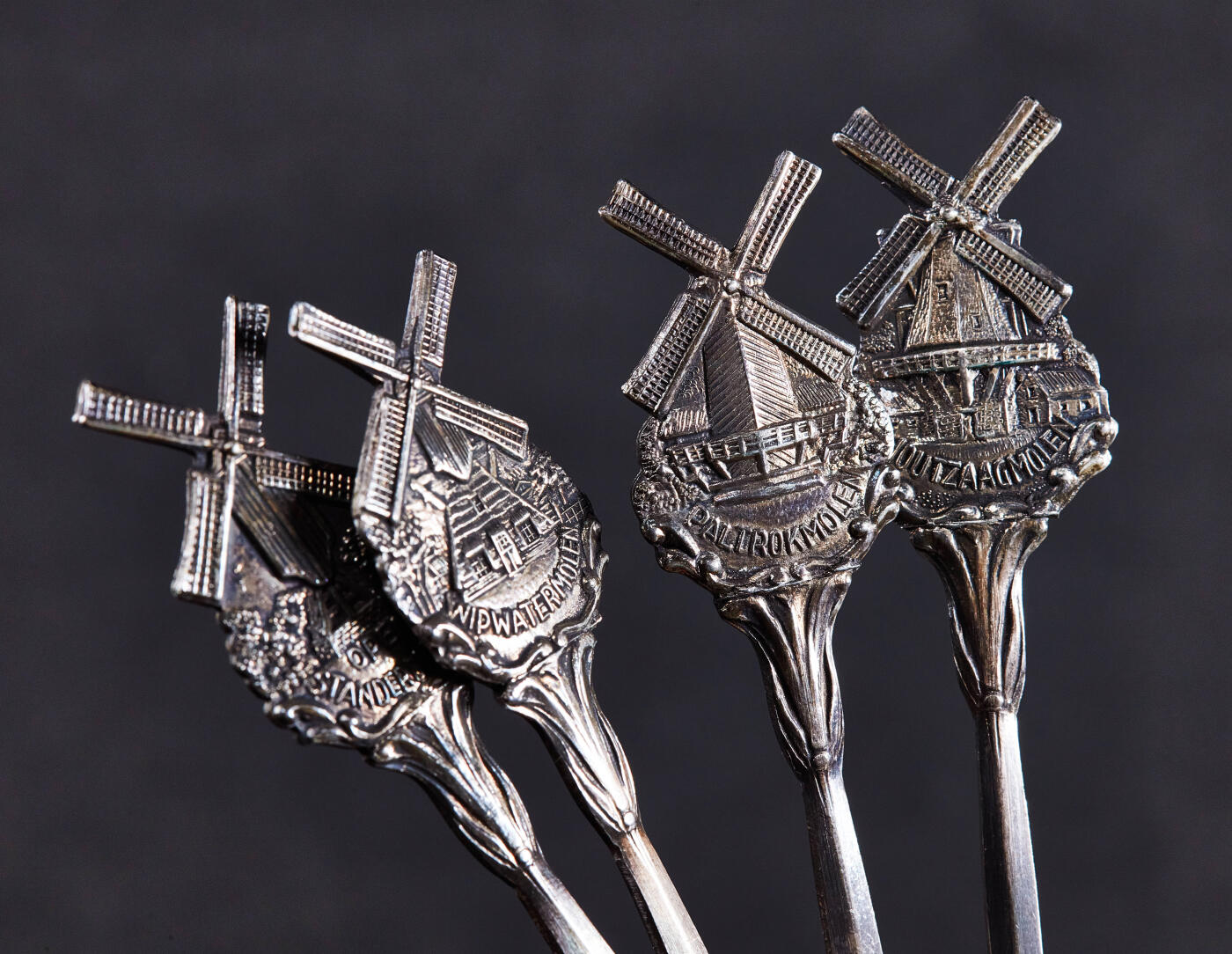 【俄甄集藏】2026年(050)04-01星期三 晚 19:30 全场包邮 荷兰1983年菲利普公司订制传统风车题材纪念银勺6支一套，原盒，著名银器公司休伯特·霍伊卡斯制作，包浆醇厚，保存完好，长：123mm，宽：23mm，总重量：100克，835银