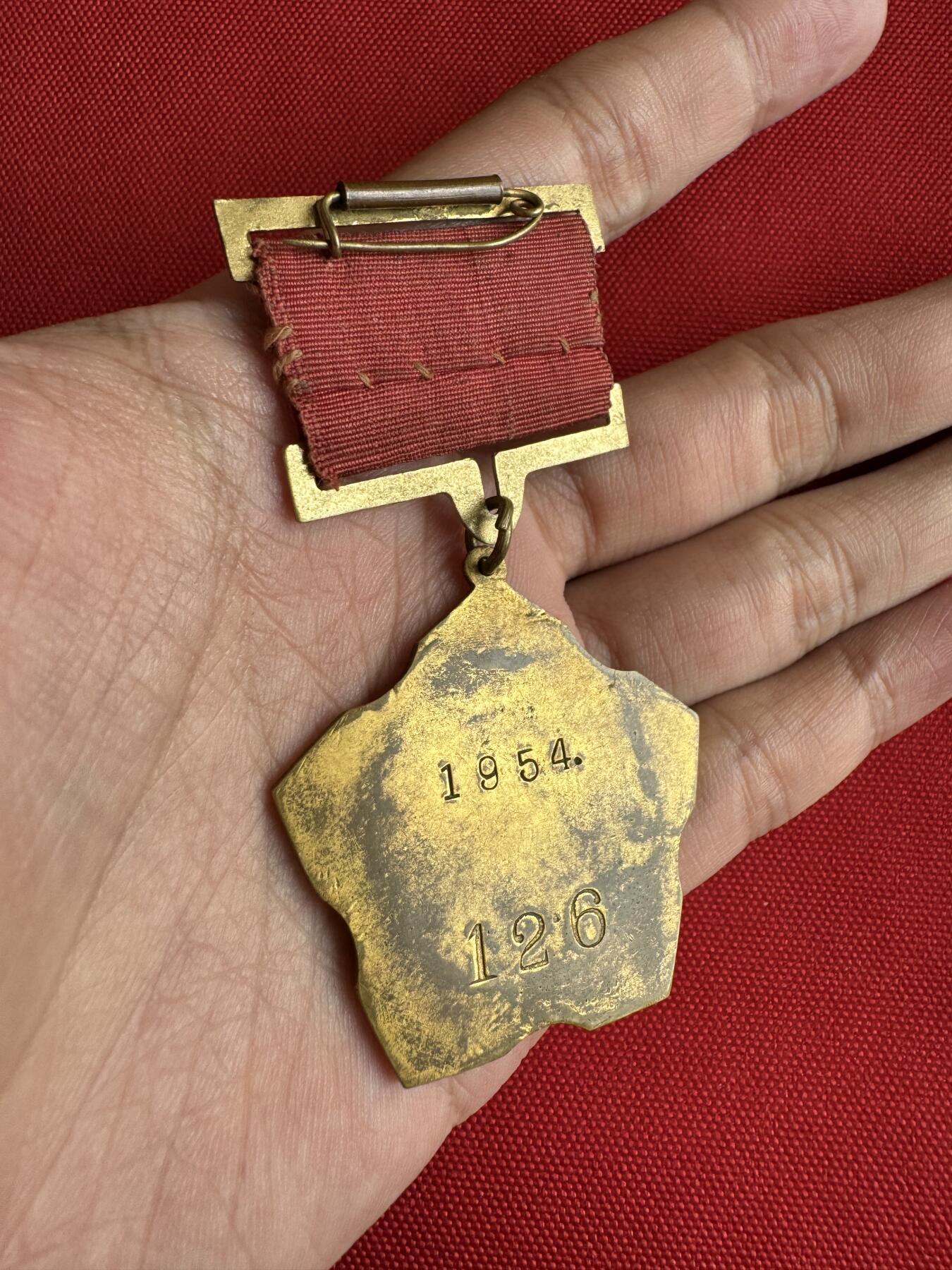 五哥徽章群   29号周日晚上八点4群联拍 铜章