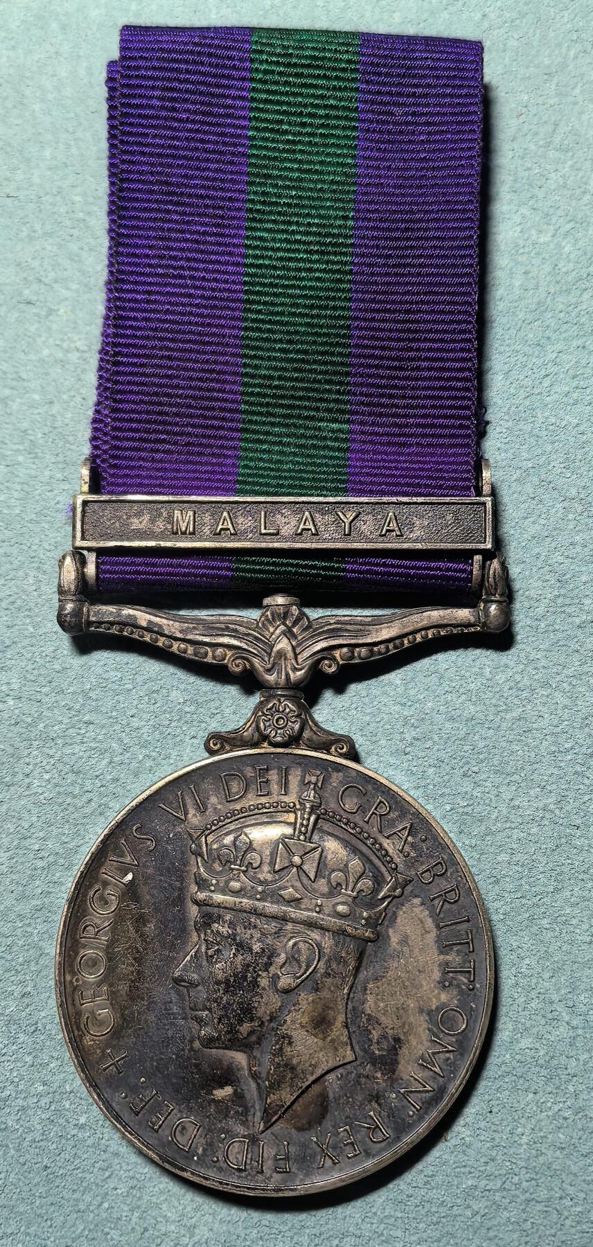盛世勋华——号角文化勋章邮票专场拍卖第311期 英国常规服役奖章 早期乔治六世版 带马来亚条 带边铭 银制，重42克，银价700+ 授予 1945-1960年期间镇压马共的英军 少见战斗人员条