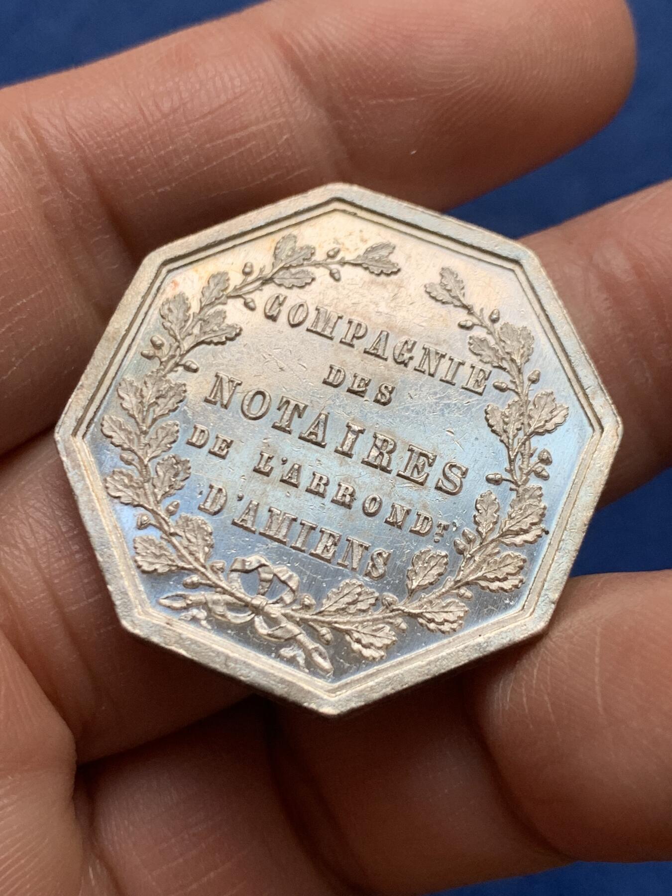 《竞宝斋》第475场 周日，周一 2场连拍 （全场包邮）欢迎送拍 法国亚眠公证人八角银质代币，15.23g，31.6mm，蜜蜂边铭