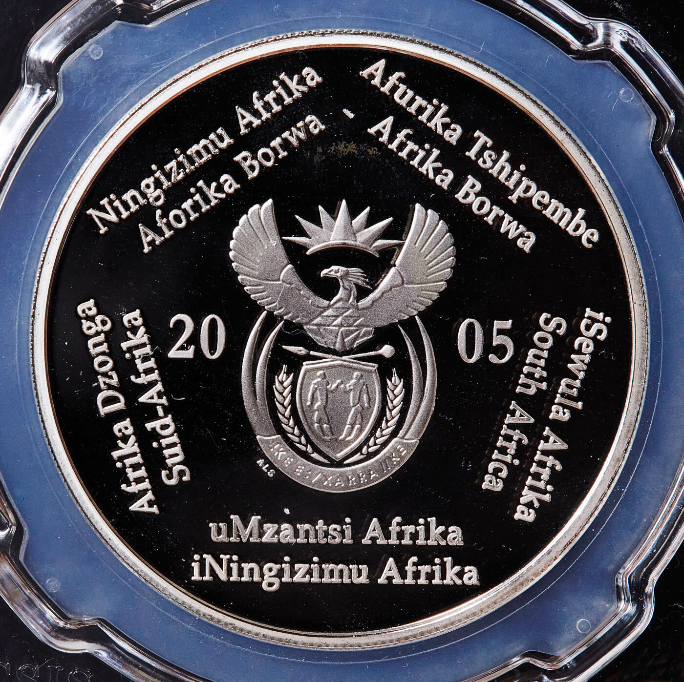 【俄甄集藏】2026年(050)04-01星期三 晚 19:30 全场包邮 南非2005年纪念06年德国世界杯足球赛2兰特精制大银币，信泰 PF70UC，重33.626克，925银，发行量14337枚，标签错误