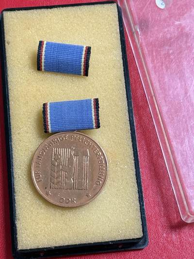 韵星假日军品类拍卖第50期 - 民主德国铜级为加强国防多年服务奖章带原盒略