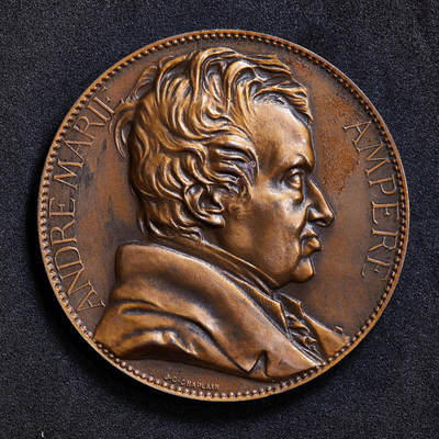 【俄甄集藏】2026年(050)04-01星期三 晚 19:30 全场包邮 - 法国1836年历史名人系列-电磁学奠基人安德烈-马里·安培逝世大铜章，著名章牌雕刻师儒勒-克莱芒·沙普兰作品，高浮雕，巧克力包浆，直径：51mm，重量：54.2克，丰饶角铭