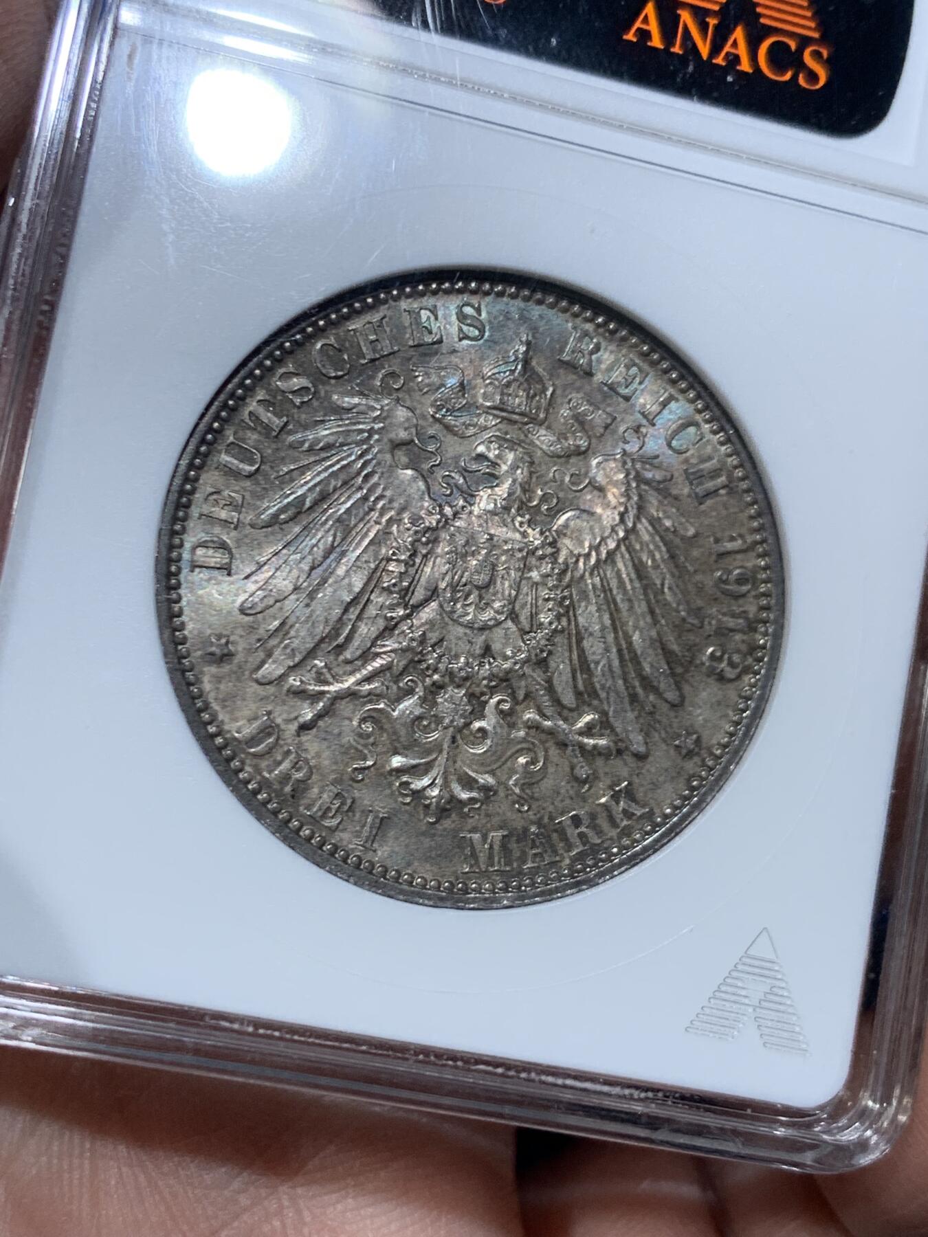 《竞宝斋》第475场 周日，周一 2场连拍 （全场包邮）欢迎送拍 ANACS MS65 德国 1913年 建功碑 3马克 银币 双面五彩包浆 小白盒的德系币相对较少 高分+好状态+绝版盒 收藏佳品