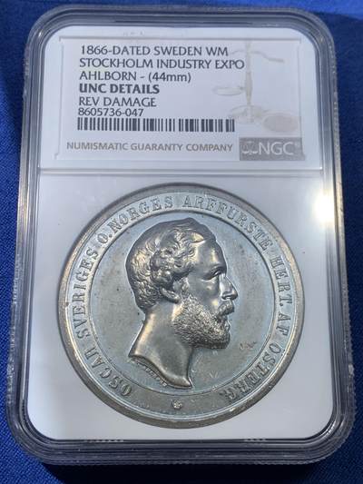 《竞宝斋》第475场 周日，周一 2场连拍 （全场包邮）欢迎送拍 - NGC UNCD 瑞典斯德哥尔摩工业博览会纪念章 WM材质 正面为国王奥斯卡二世侧像 44mm 加厚盒
