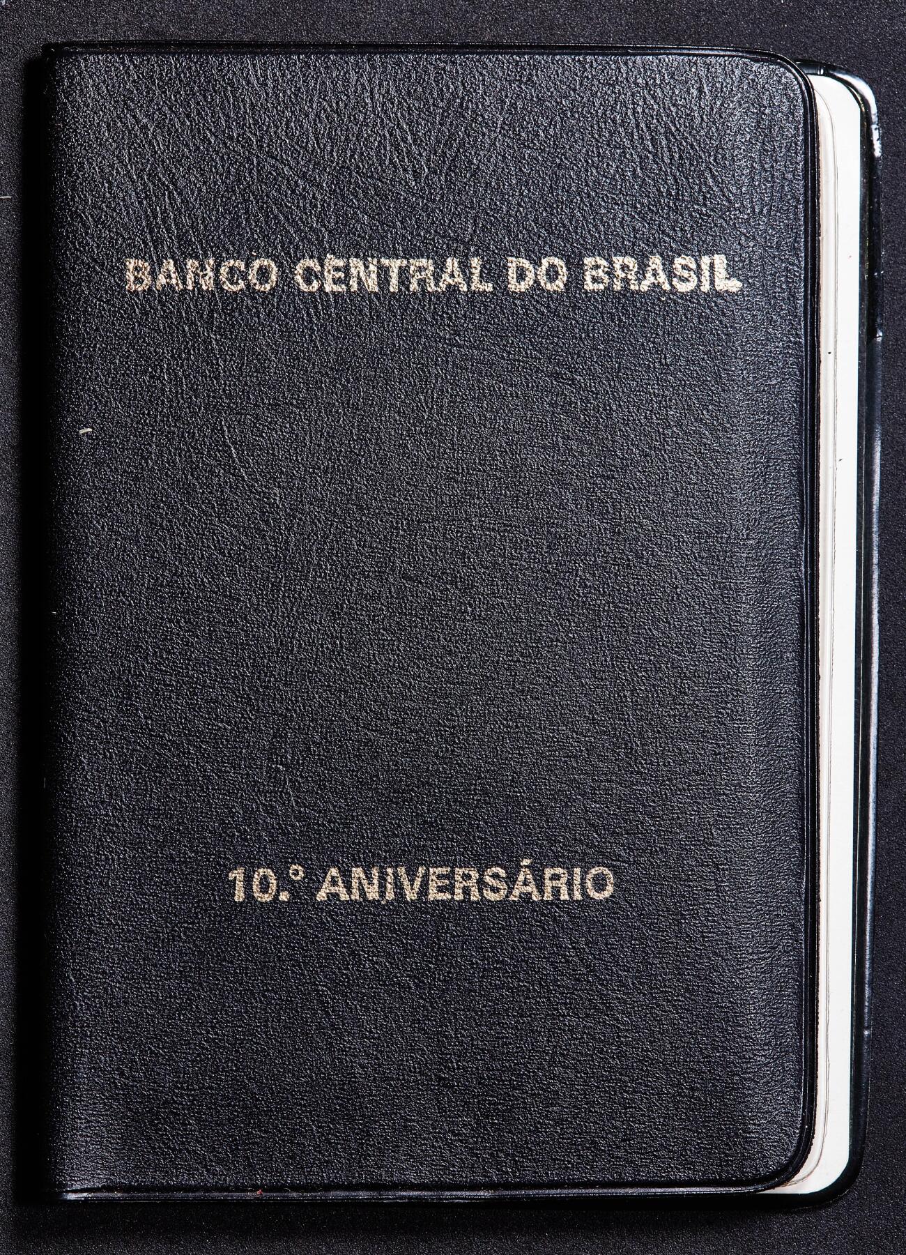 【俄甄集藏】2026年(050)04-01星期三 晚 19:30 全场包邮 巴西1975年前总统、陆军元帅卡斯特洛·布兰科头像纪念中央银行成立10周年10克鲁赛罗银币，册装，重11.3克，800银，发行量20000枚，曾大量回收熔毁，存世量稀少