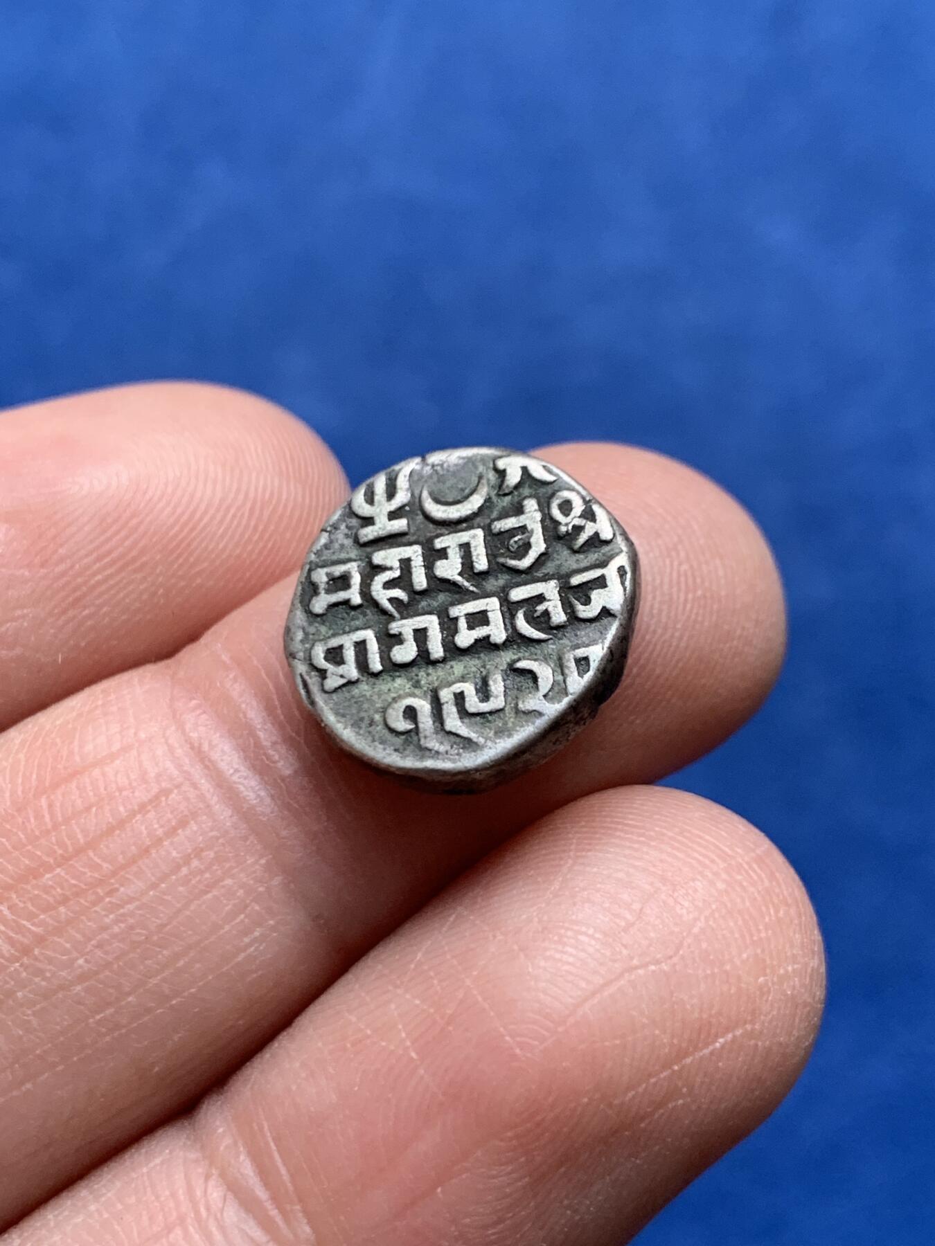 《竞宝斋》第475场 周日，周一 2场连拍 （全场包邮）欢迎送拍 印度卡其邦1862（1920）年1/2kori银币，重约4.6克，少见小面值，年份清晰