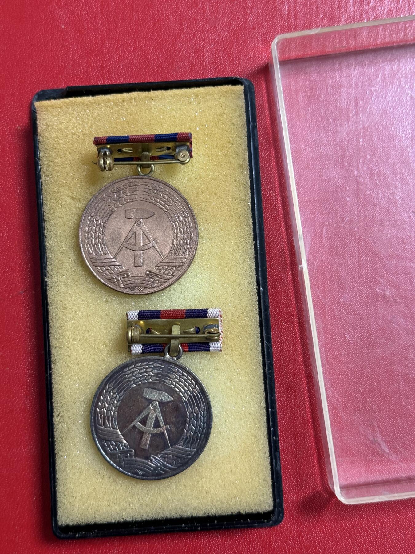 韵星假日军品类拍卖第50期 民主德国支援消防忠诚服务奖章银铜级一组