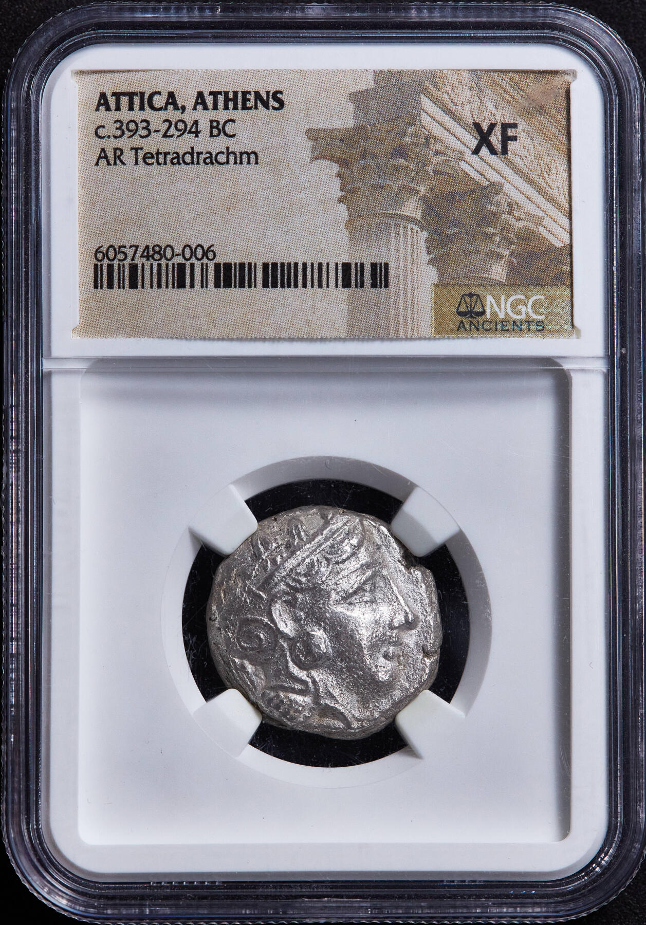 【俄甄集藏】2026年(050)04-01星期三 晚 19:30 全场包邮 古希腊雅典城公元前393年-钱294年伯罗奔尼撒战争结束后发行的雅典娜猫头鹰四德拉克马银币，NGC XF，提洛联盟解散后，雅典失去爱琴海地区霸权，造币也随之停止，到公元前393年左右，雅典恢复了银币的打造，新发行的银币，艺术性及细节下降严重，该枚已算难得好品，正面雅典城守护神雅典娜戴阿提卡式头盔头像，背面是一只站立的猫头鹰，右方雅典的缩写ΑΘΕ，左方为橄榄枝及一钩新月，底光犹存