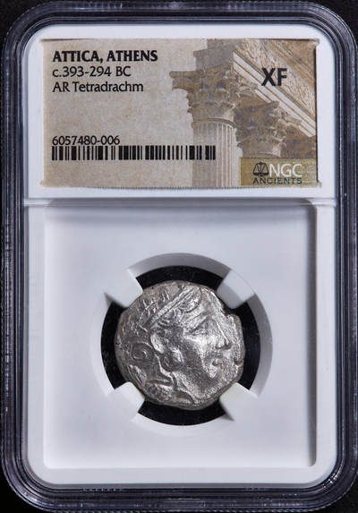 【俄甄集藏】2026年(050)04-01星期三 晚 19:30 全场包邮 - 古希腊雅典城公元前393年-钱294年伯罗奔尼撒战争结束后发行的雅典娜猫头鹰四德拉克马银币，NGC XF，提洛联盟解散后，雅典失去爱琴海地区霸权，造币也随之停止，到公元前393年左右，雅典恢复了银币的打造，新发行的银币，艺术性及细节下降严重，该枚已算难得好品，正面雅典城守护神雅典娜戴阿提卡式头盔头像，背面是一只站立的猫头鹰，右方雅典的缩写ΑΘΕ，左方为橄榄枝及一钩新月，底光犹存