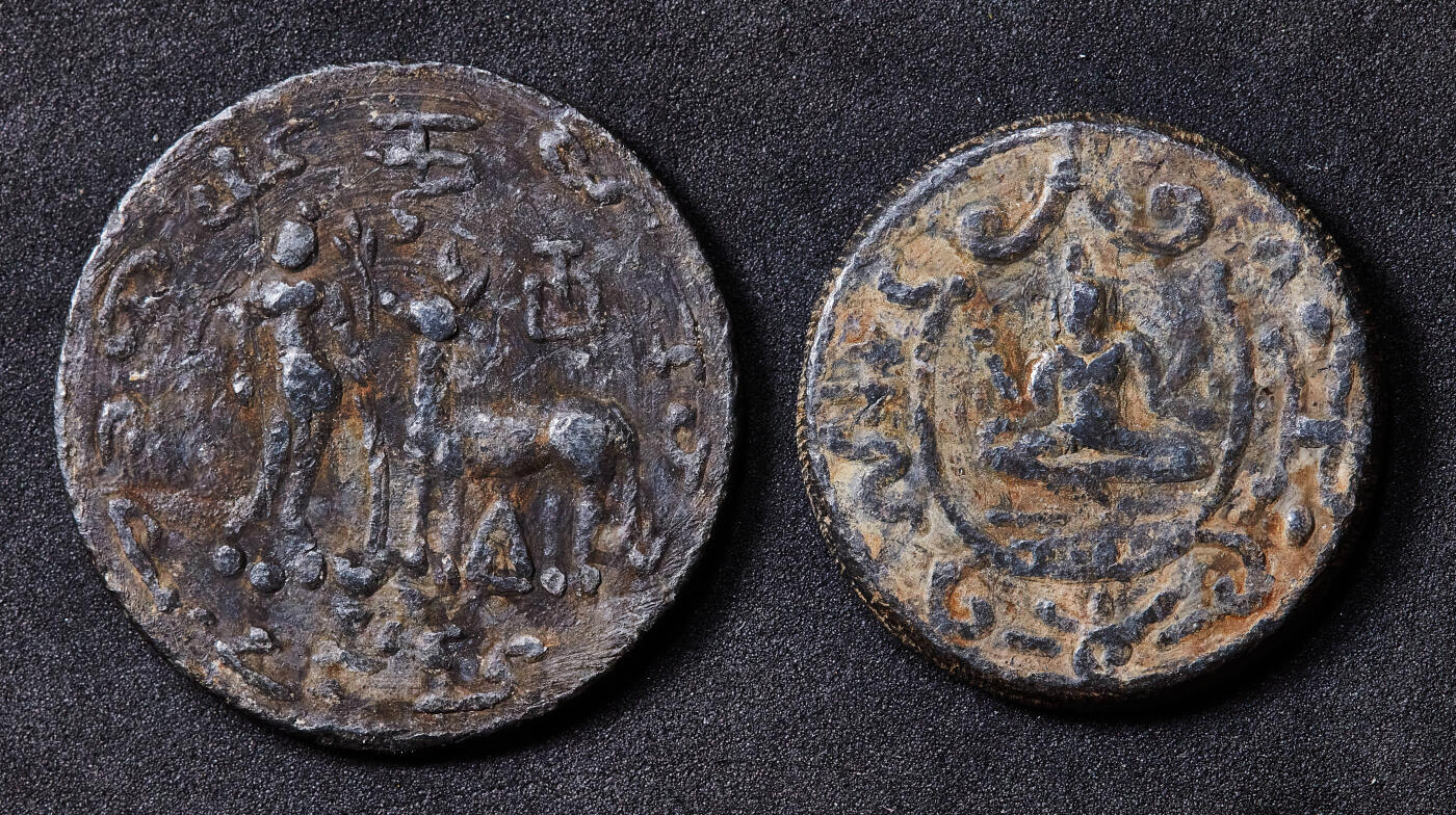 【俄甄集藏】2026年(050)04-01星期三 晚 19:30 全场包邮 东南亚地区16-19世纪湿婆与神鹿、佛塔与神龛寺庙祈福铅锡合金寺庙祈福钱，左：直径：37mm，重量：29.4克；右：直径：31mm，重量：31.3克