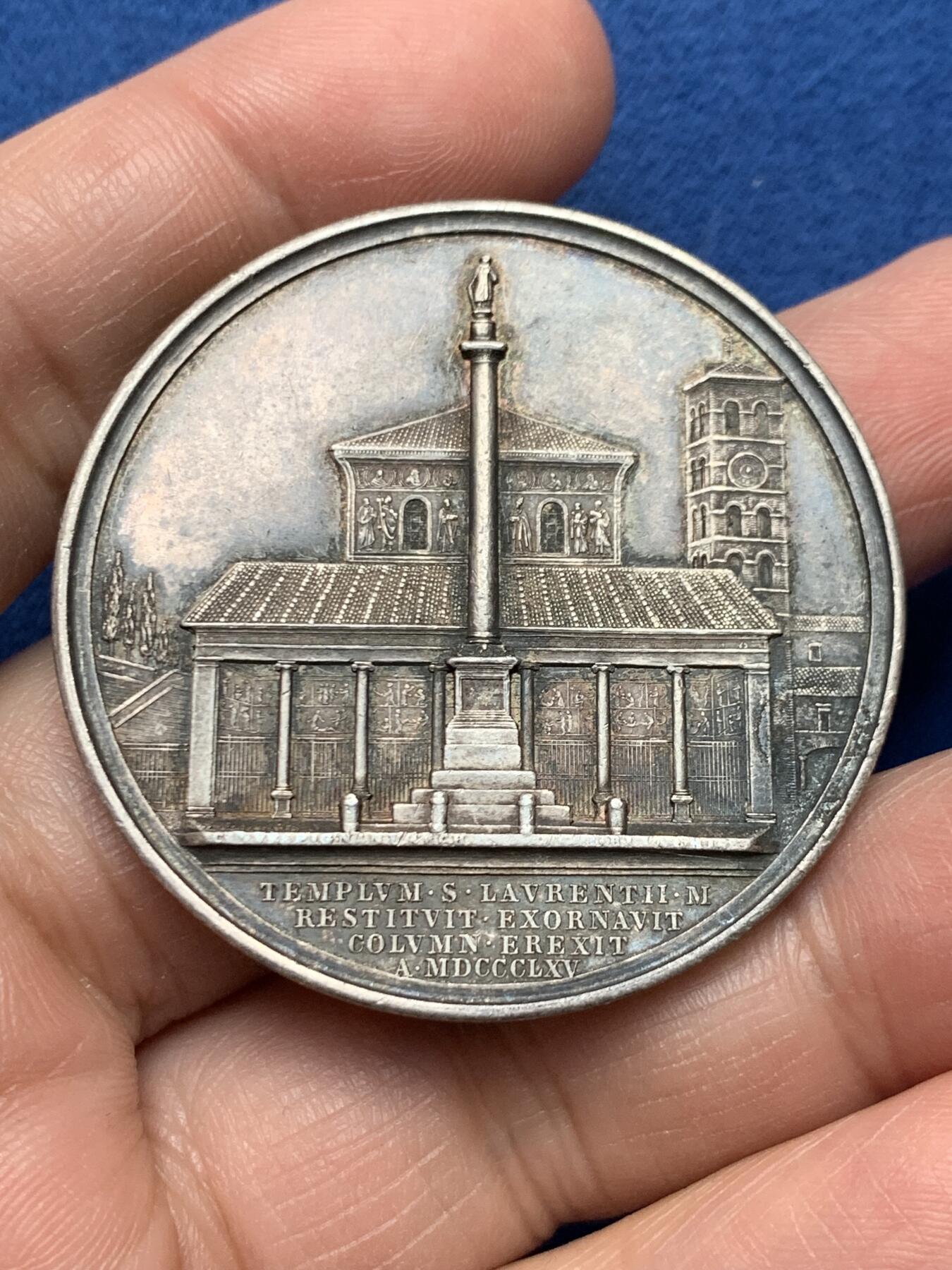 《竞宝斋》第475场 周日，周一 2场连拍 （全场包邮）欢迎送拍 梵蒂冈1865年教皇庇护九世，圣洛伦佐教堂纪念大银章。由梵蒂冈御用雕刻师L.Bianchi设计铸造，深色老包浆，味道好。直径：43.6mm，重：33.7g。