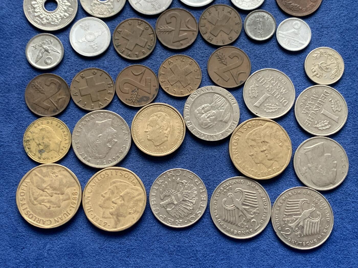 《竞宝斋》第475场 周日，周一 2场连拍 （全场包邮）欢迎送拍 钱币一组，含少见年份日本铜元，巧克力包浆 + 意大利里拉十枚 欧元之前的意大利法定货币，体现意大利设计美学，现已绝版 + 西班牙比塞塔一组七枚 西班牙君主制的完整体现，含三枚大尺寸500比塞塔（2018年前，单枚汇率30）+ 德国比利时货币一组七枚，含两枚特殊德国人像马克 + 瑞士古早2生丁一组八枚，巧克力包浆 + 日本早期硬币一组九枚