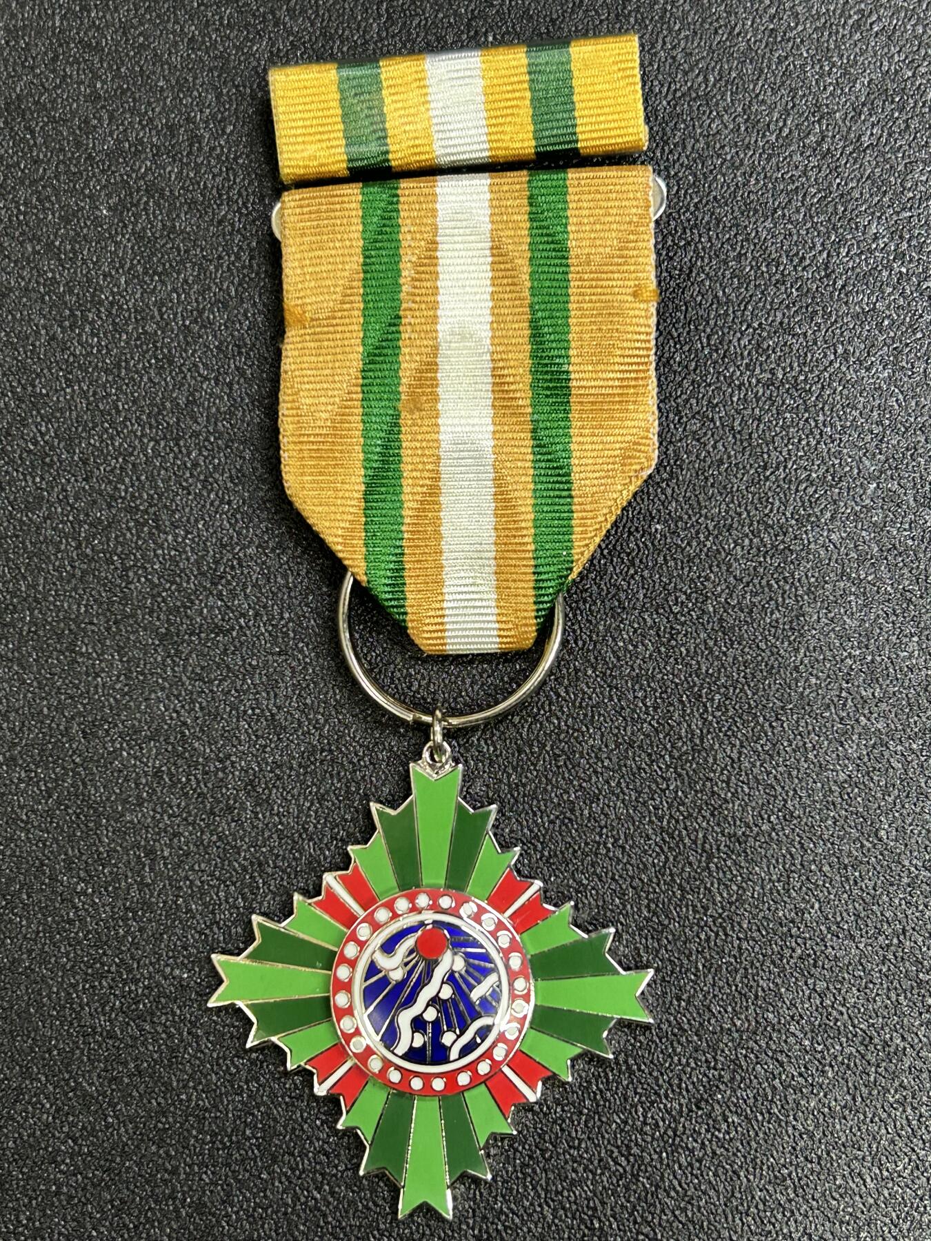 西秦中古拍卖第八十二期  民国乙种二等光华奖章 带勋略 实发带编号 退台后