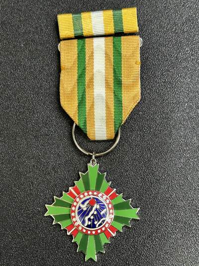 西秦中古拍卖第八十二期  - 民国乙种二等光华奖章 带勋略 实发带编号 退台后