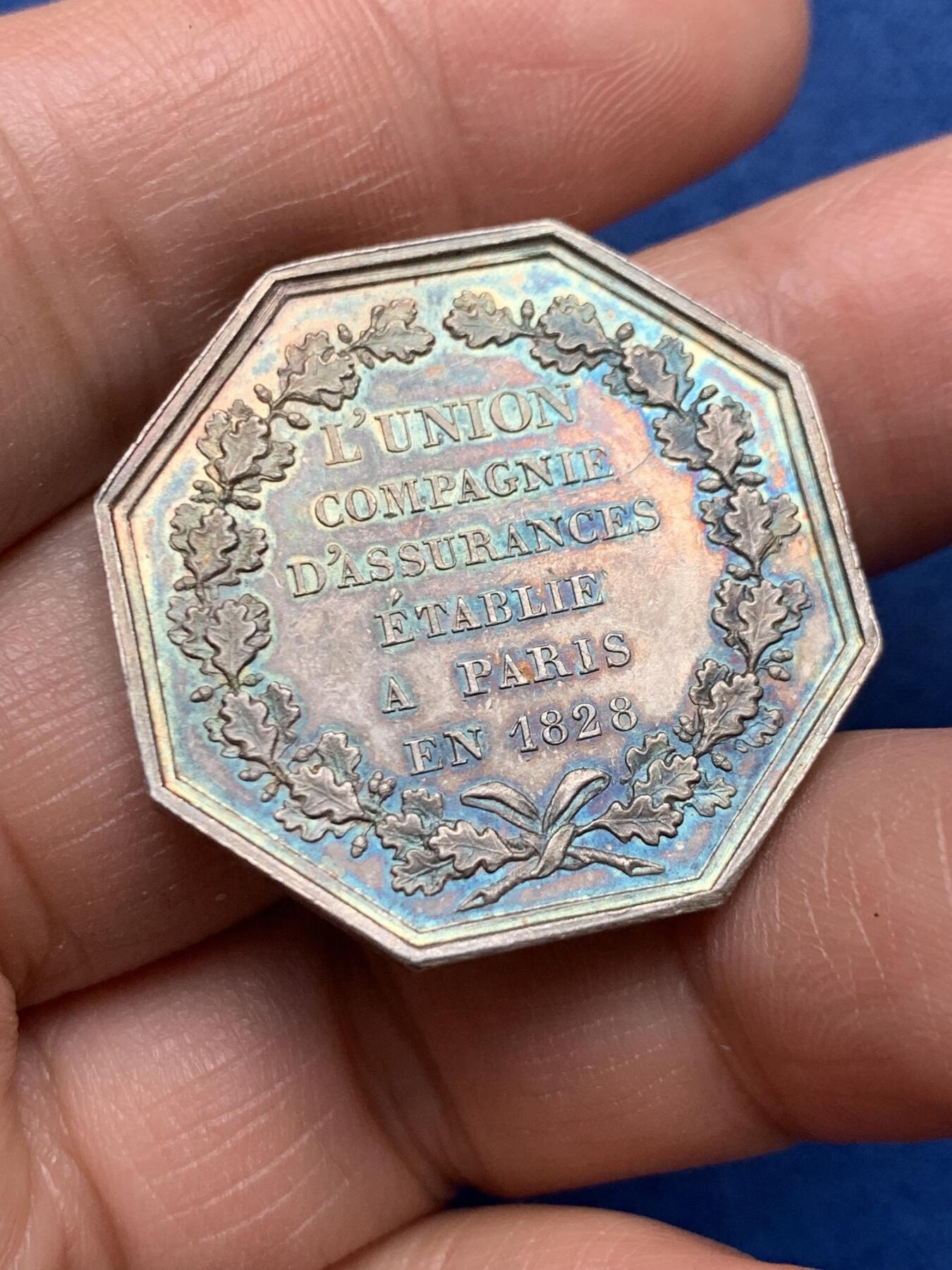 《竞宝斋》第475场 周日，周一 2场连拍 （全场包邮）欢迎送拍 法国1828年查理十世L‘UNION保险公司八角银质代币，五彩包浆。署名著名雕刻师”Barre“，法国皇家造币厂风格，体现王权与商业机构的结合。直径：30mm，重：12.33g。